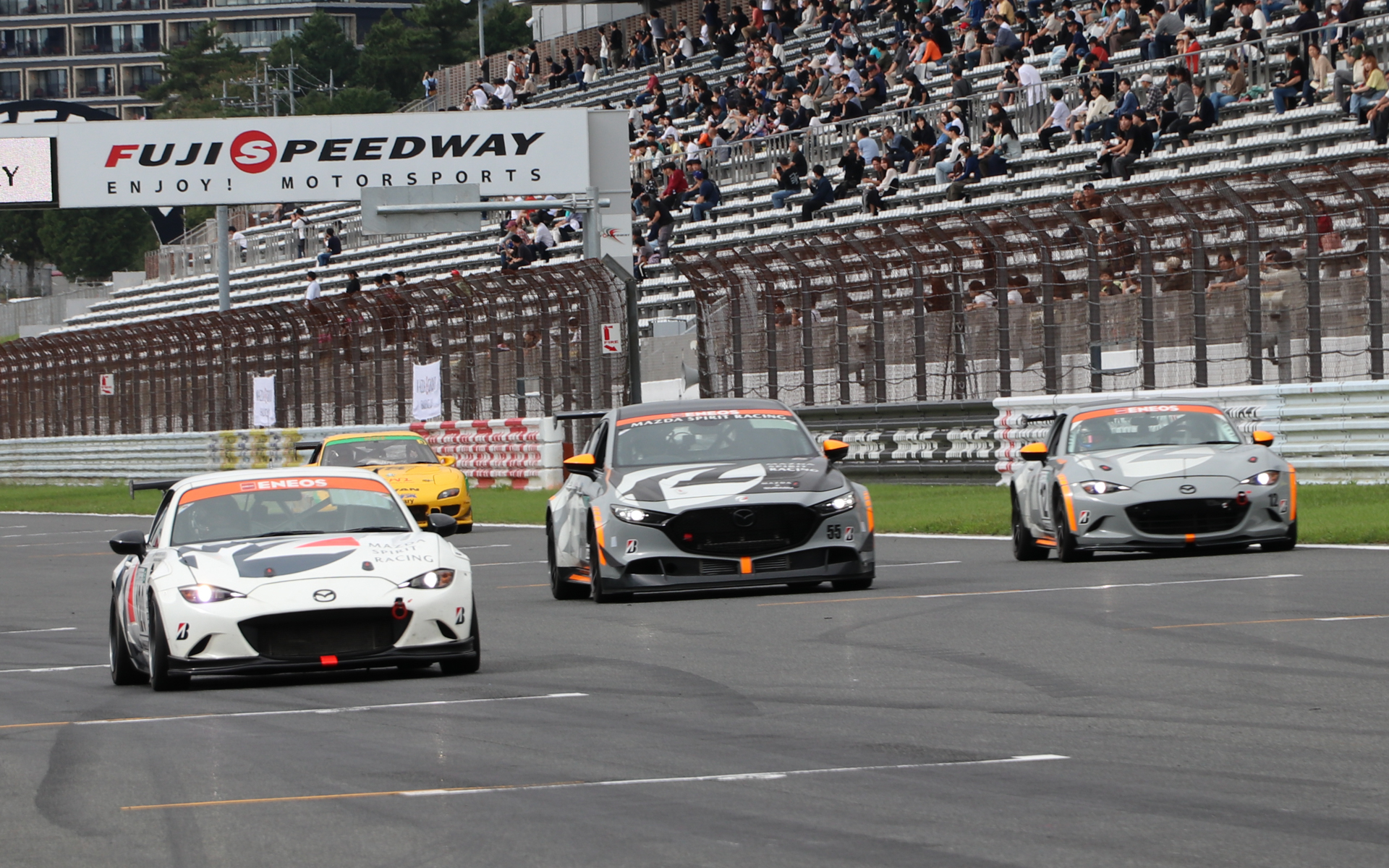 スーパー耐久のマシンは横に並んでデモラン