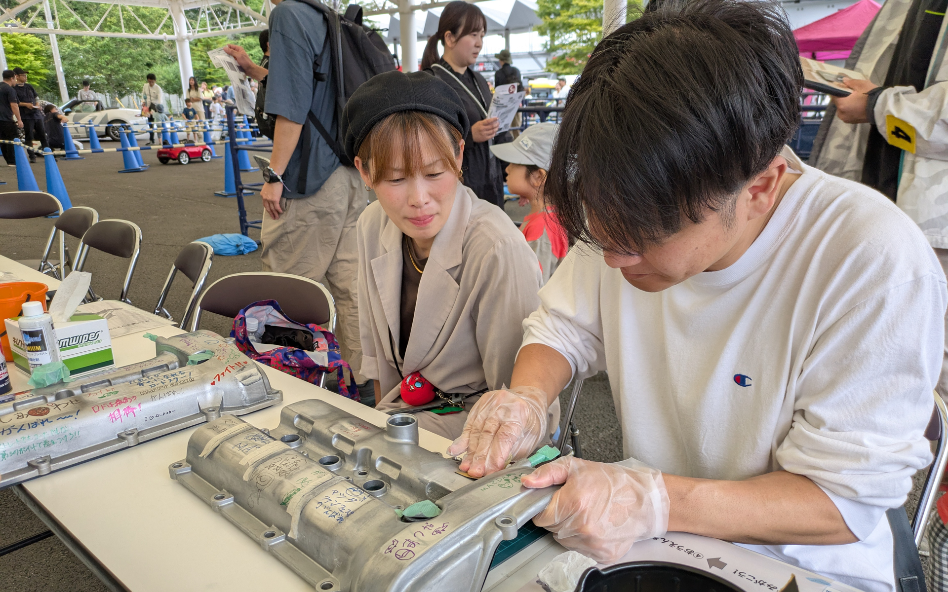 参加者が磨いてコメントが書かれたヘッドカバーは、スーパー耐久に参戦しているロードスターに装着するという