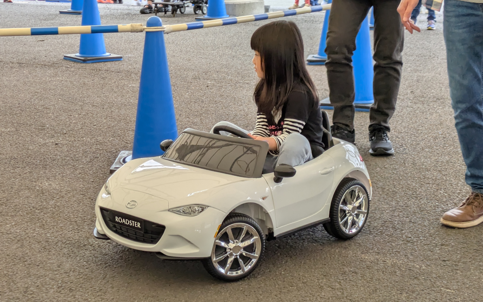 子供にはミニサイズのロードスターに乗り、実際に「走る、曲がる」という運転する楽しさを感じられる特設コースを用意