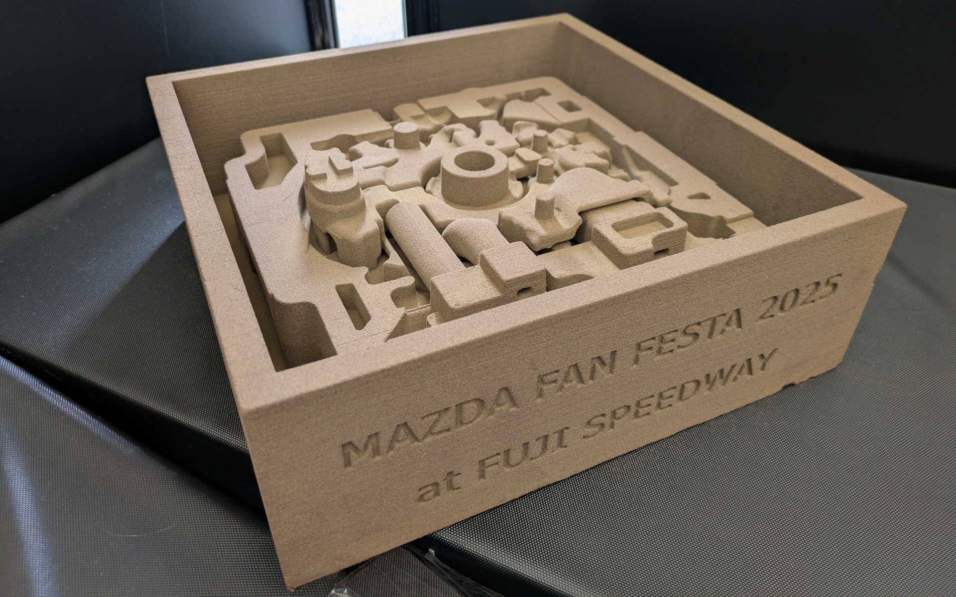 マツダではロータリーエンジンの補修パーツの供給を継続させるべく、ローターやローターハウジングの鋳物の金型を、「砂型3Dプリンター」を使って製造する方法を編み出している