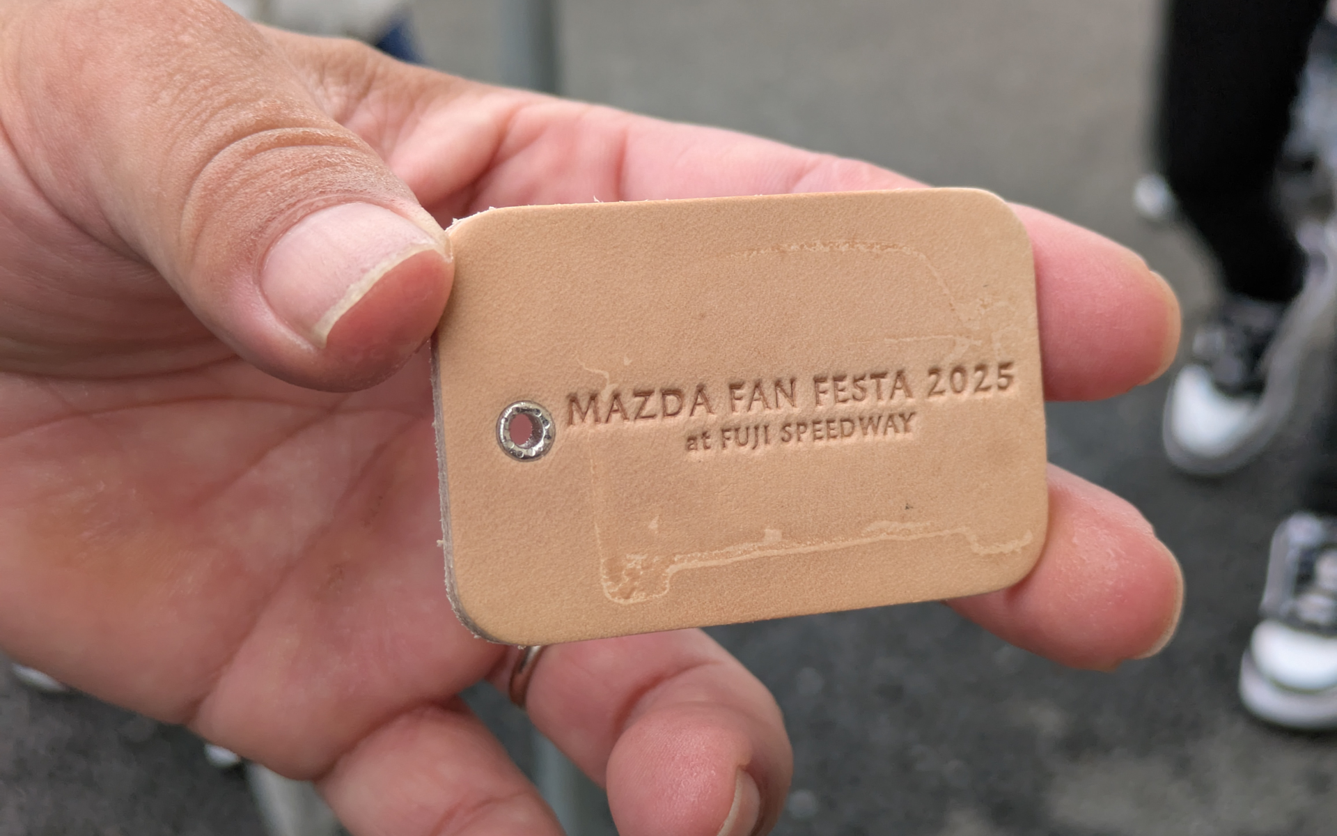 革製品にロードスター形にコーティング溶剤を塗ると……濡らすとロードスターのシルエットが浮き上がるようになった