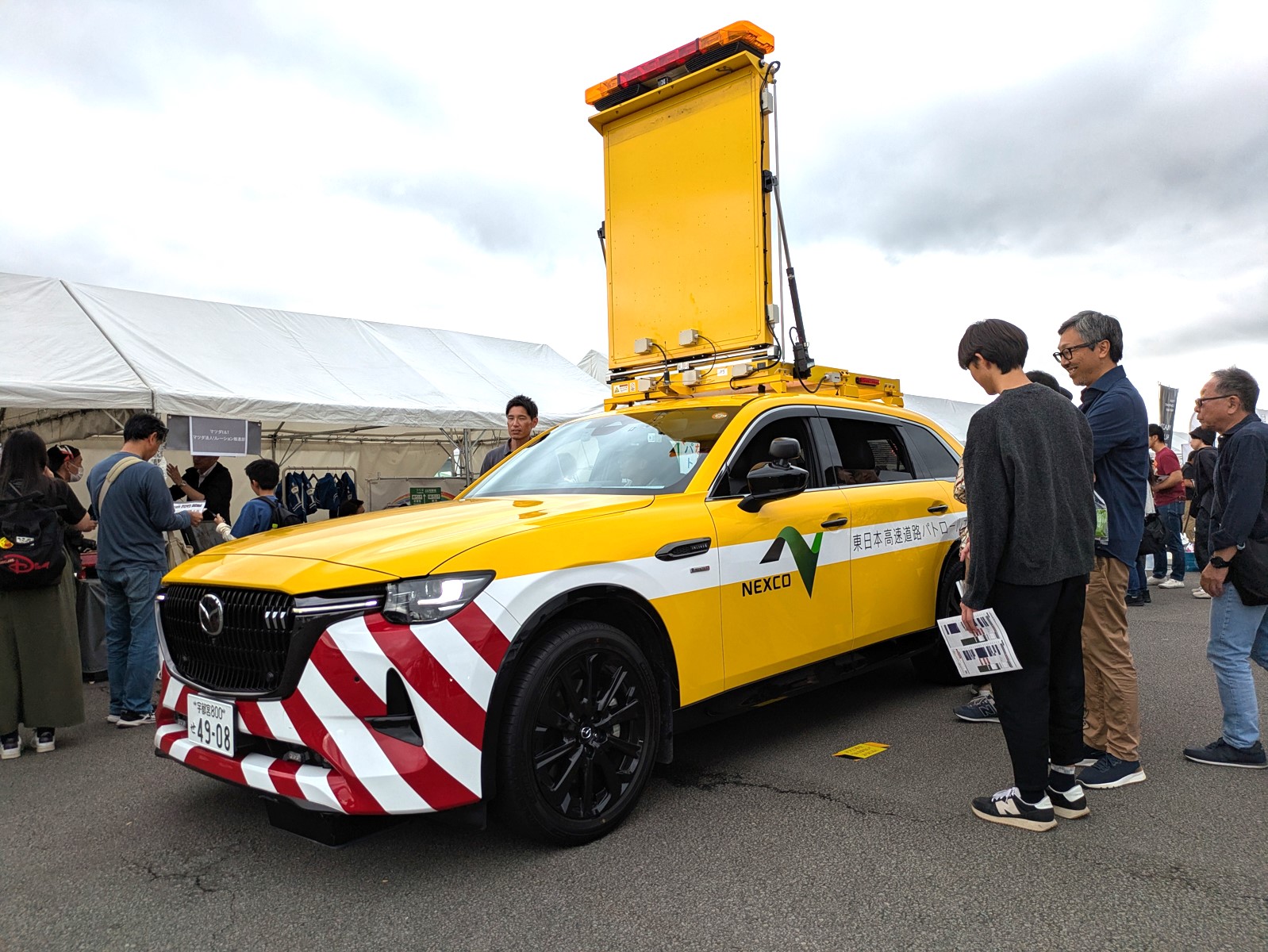 NEXCO東日本はパトロールカーの伝言表示板に「マツダファンフェスタ開催中」と表示してイベントを盛り上げていた