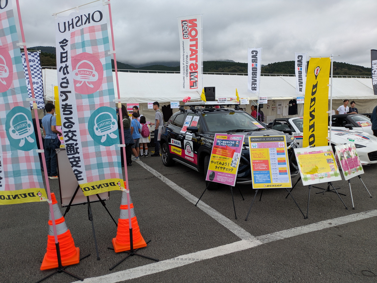 Car Watchでもおなじみのカーライフジャーナリストまるも亜希子氏と、カーライフエッセイストの吉田由美氏が、今日からできる安全運転と称して活動しているOKISYUもブースを出展