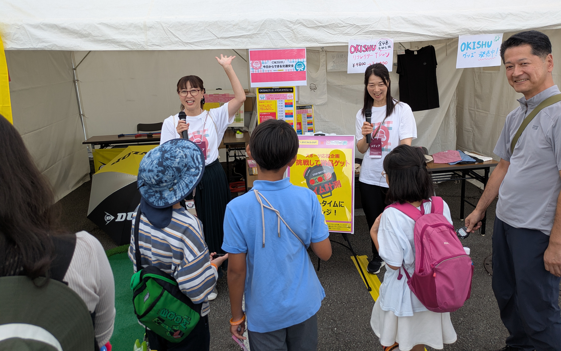交通安全を分かりやすく伝えるクイズや、ストップウォッチを10秒ぴったりで止めるチャレンジなど、大人も子供も楽しめるコンテンツで来場者を笑顔にしていた