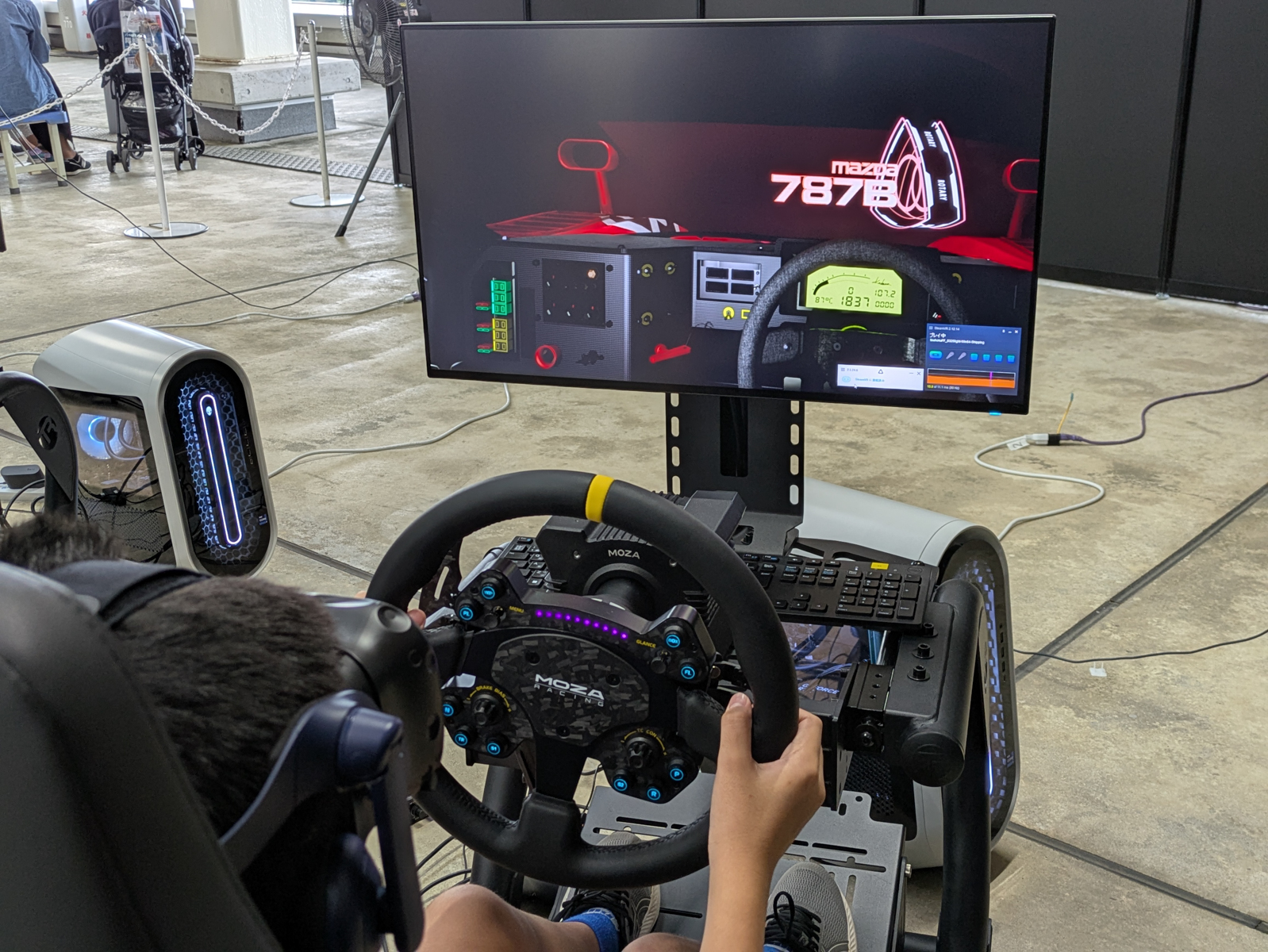 バーチャルの世界で787Bの異次元の走りを体験できるコーナーは100分待ちの大盛況