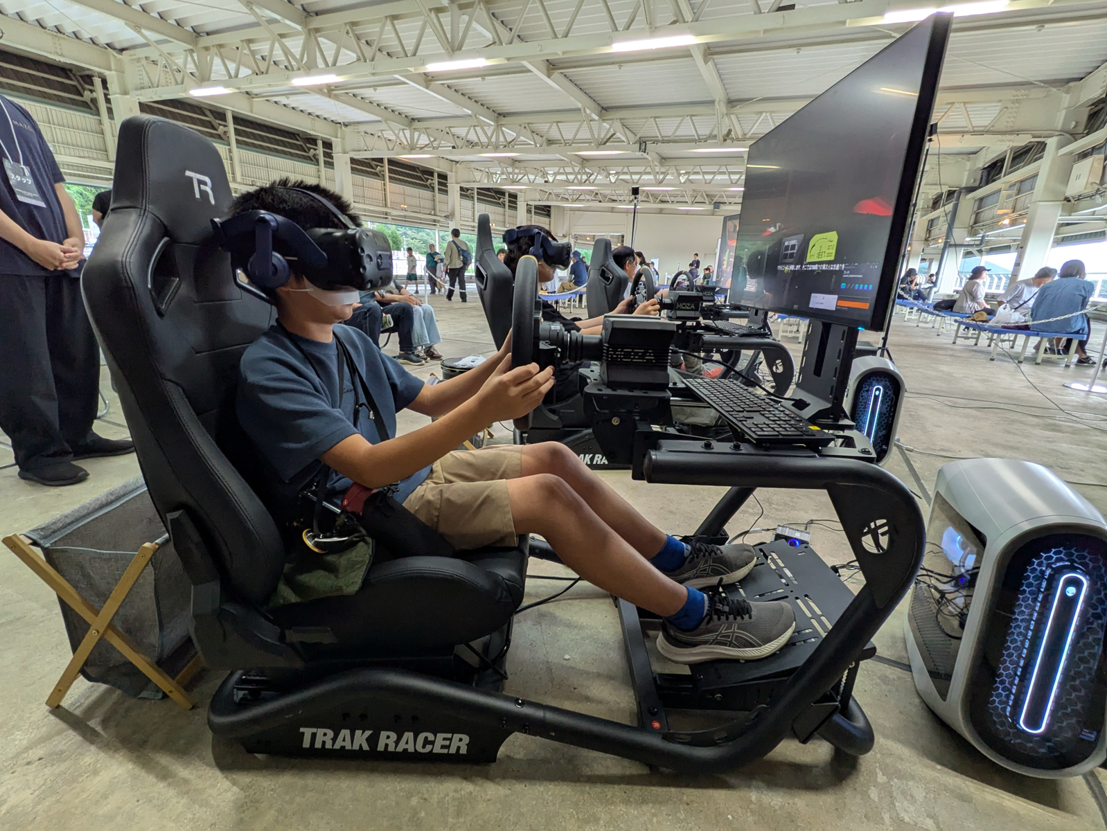 バーチャルの世界で787Bの異次元の走りを体験できるコーナーは100分待ちの大盛況