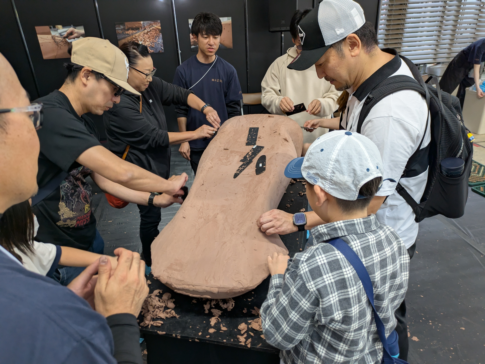 デザイン開発現場で実際に使われている「クレイモデル」を見て触って、造形体験ができるコーナーでは、実際に使用する道具を使って、削ったり、付け加えたり可能