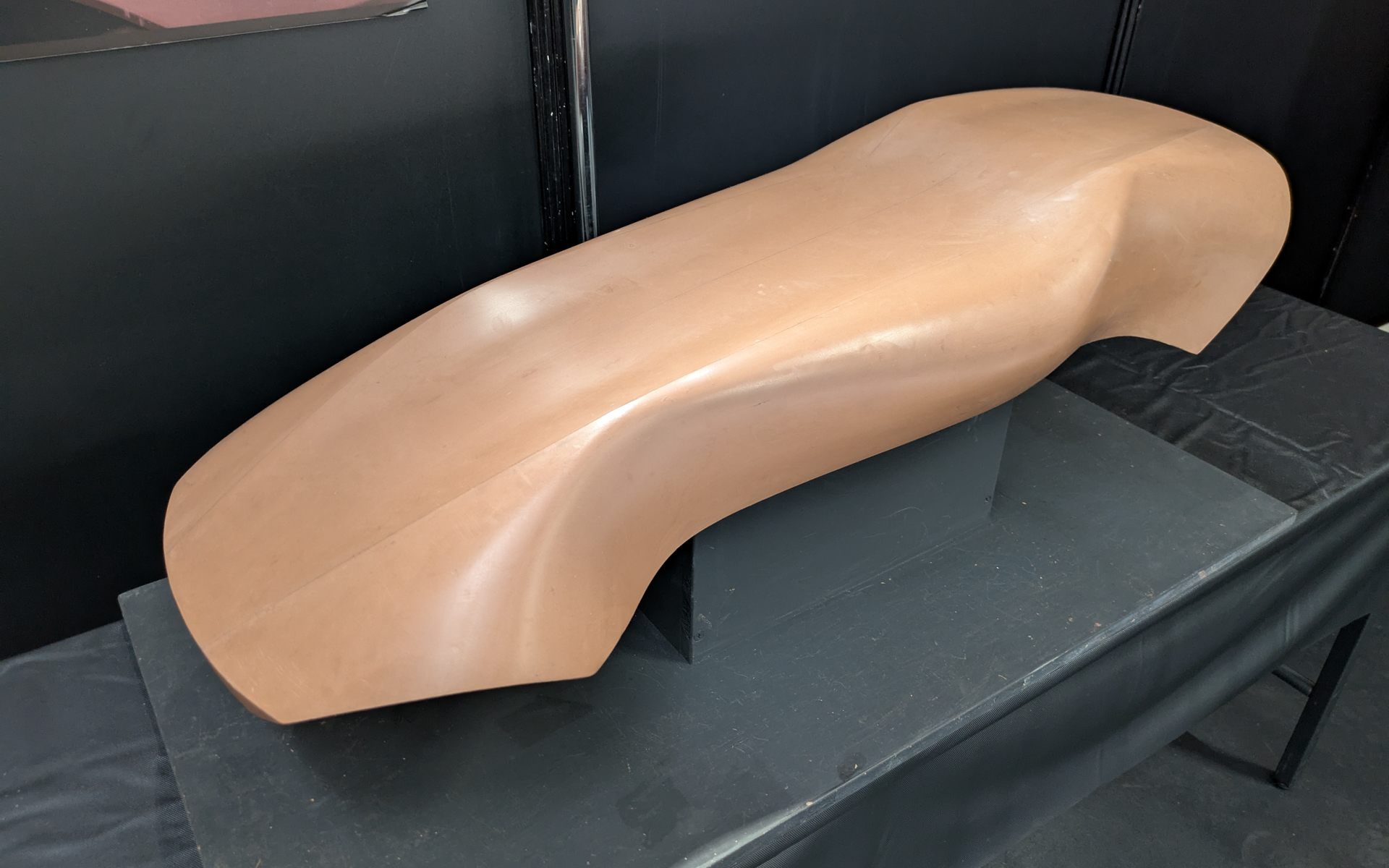 デザイン開発現場で実際に使われている「クレイモデル」を見て触って、造形体験ができるコーナーでは、実際に使用する道具を使って、削ったり、付け加えたり可能