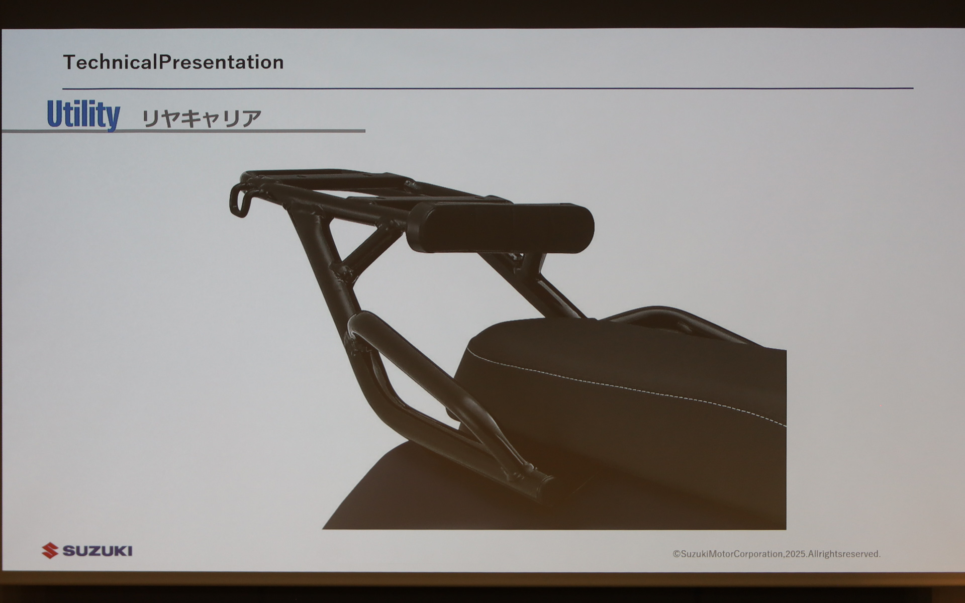 センタースタンドやリアキャリアを標準装備する