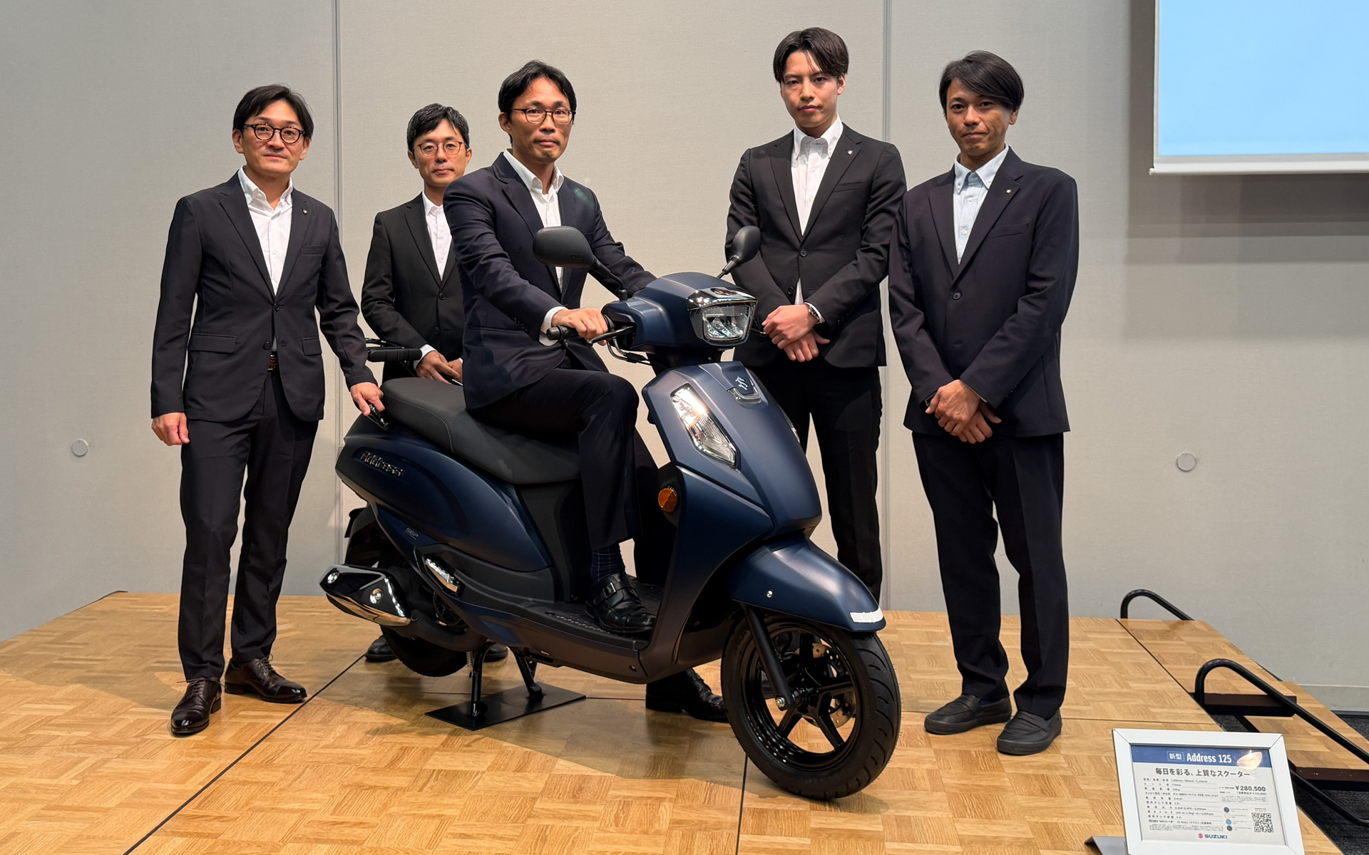 新型アドレス125商品説明会。写真左からスズキ株式会社 二輪事業本部より、二輪営業・商品部 デザイン課 斉藤航平氏、二輪パワートレイン技術部 エンジン適合実験課 山口純平氏、二輪営業・商品部 チーフエンジニア 田鍬洋介氏、二輪パワートレイン技術部 エンジン設計課 副松春佑氏、二輪管理部 品質評価・監理課 テストライダーの佐久間征耶氏