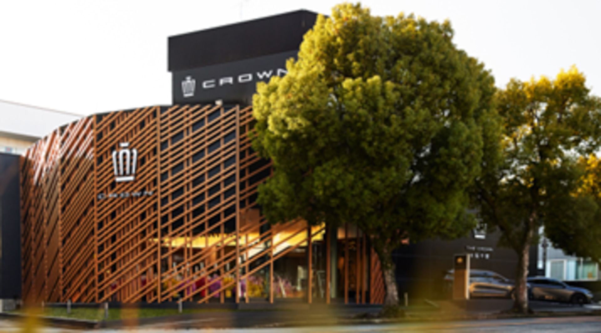 THE CROWN 大阪千里