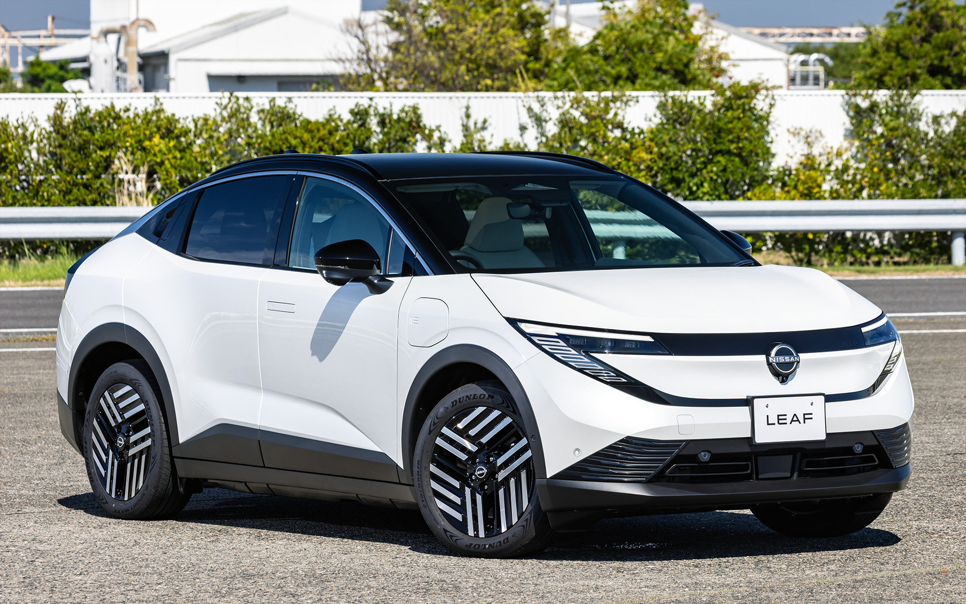 新型リーフではバッテリサイズ78kWhの「B7 X」（518万8700円）と「B7 G」（599万9400円）をラインアップし、B7グレードが搭載するYM52型モーターは最高出力160kW（218PS）、最大トルク355Nm（36.2kgfm）を発生。ボディサイズは4360×1810×1550mm（全長×全幅×全高）、ホイールベースは2690mm