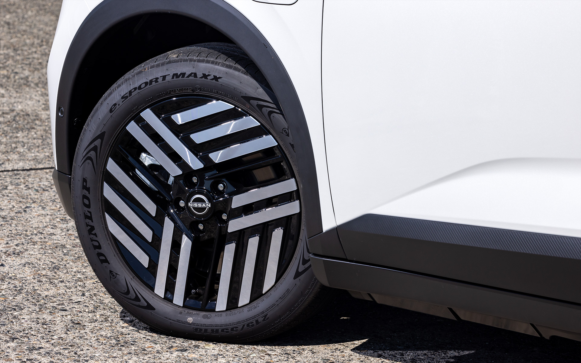 写真の「B7 X」は18インチホイールに215/55R18サイズのダンロップ「e. SPORT MAXX」をセット