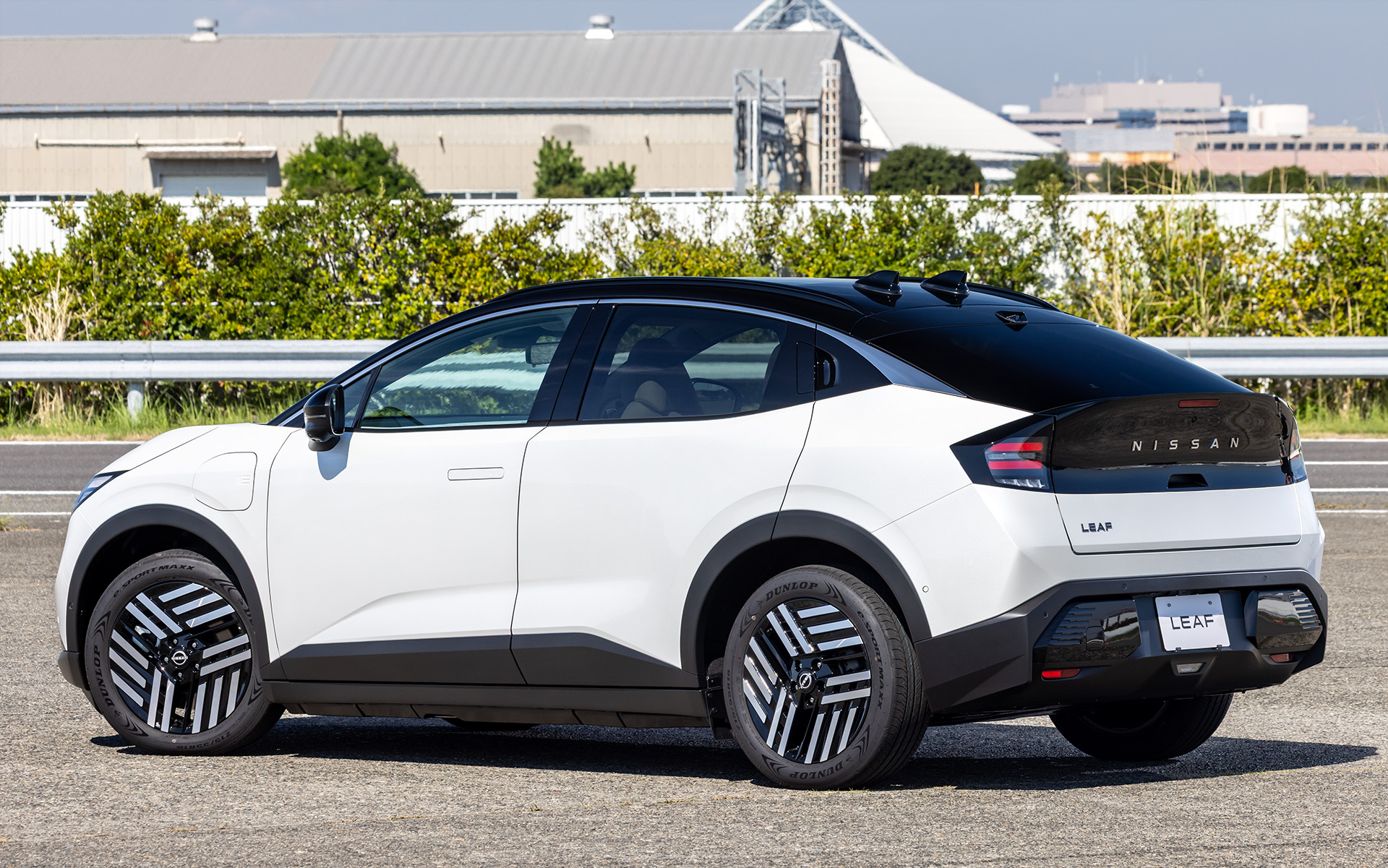 新型リーフではバッテリサイズ78kWhの「B7 X」（518万8700円）と「B7 G」（599万9400円）をラインアップし、B7グレードが搭載するYM52型モーターは最高出力160kW（218PS）、最大トルク355Nm（36.2kgfm）を発生。ボディサイズは4360×1810×1550mm（全長×全幅×全高）、ホイールベースは2690mm