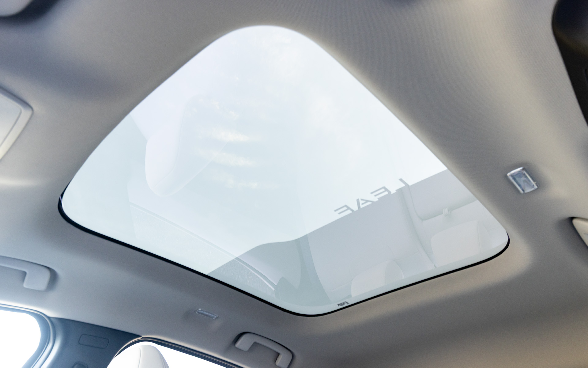 日産初の調光パノラミックガラスルーフ（遮熱機能付）を採用。電子調光技術によりボタン1つでガラスの透明度を変えられ、遮熱機能を持たせることで年間を通じて快適な室内空間を実現