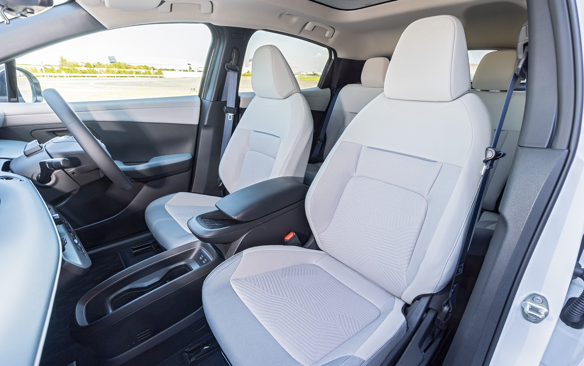 インテリアではフラットなフロアと開放感のある足下空間、使い勝手のよいラゲッジルームを実現。12.3インチの大型デュアルディスプレイを採用し、Google搭載のNissanConnectインフォテインメントシステムを備えた