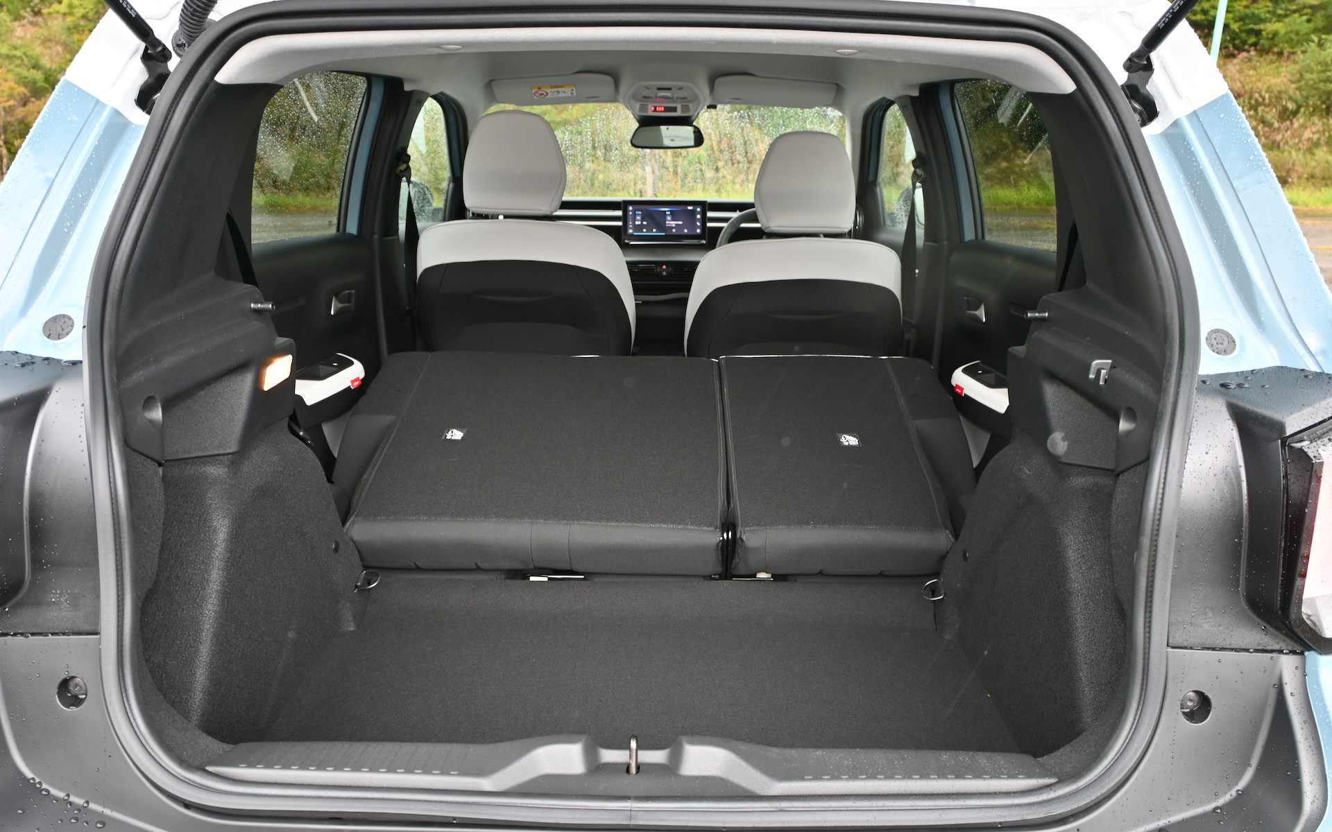 必要十分なサイズを持つラゲッジ。リアシートは分割可倒式だ