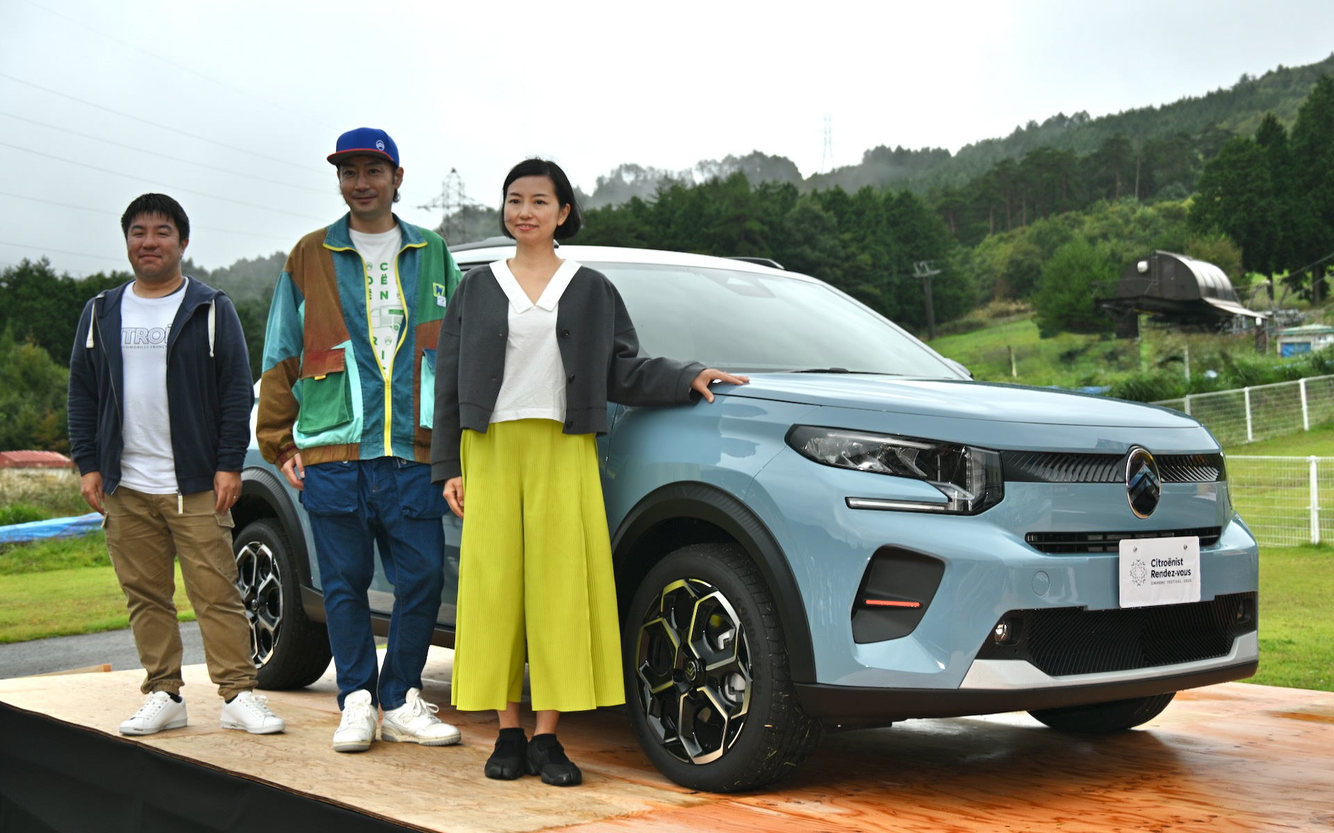 「シトロエニスト ランデブー オーナーズ フェスティバル 2025」の会場でお披露目された新型C3。写真は左から、ステランティス・ジャパン コミュニケーションマネージャーの中山領氏、ステランティス・ジャパンの小川隼平シトロエン統括部長、本国から来日したシトロエンのカラー＆マテリアルデザイナーの柳沢知恵氏