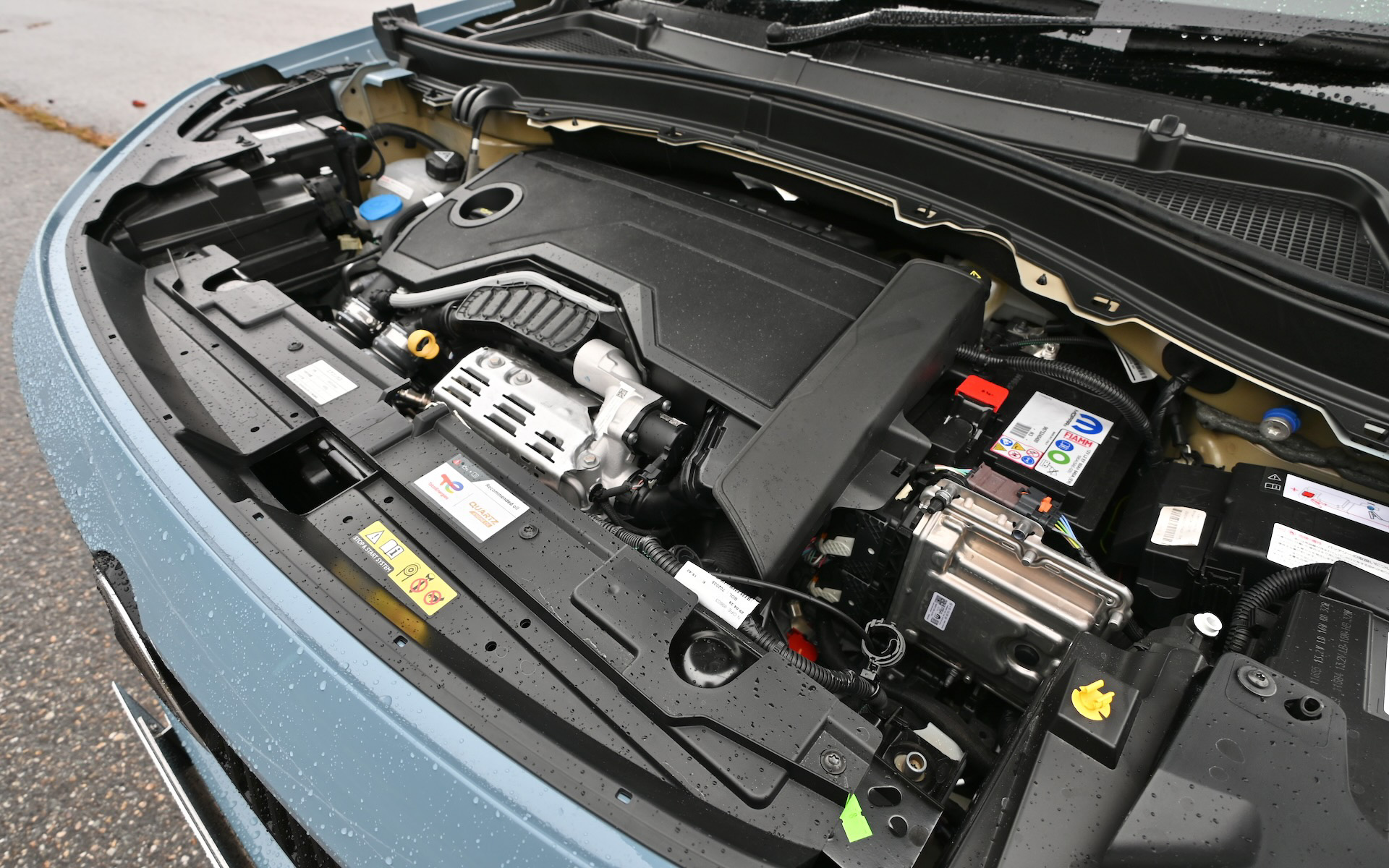 最高出力74kW（101PS）/5500rpm、最大トルク205Nm/1750rpmを発生する3気筒1.2リッターガソリンターボエンジンと、最高出力15kW（20PS）/4264rpm、最大トルク51Nm/750-2499rpmの電気モーターを組み合わせた48Vマイルドハイブリッドシステムを搭載