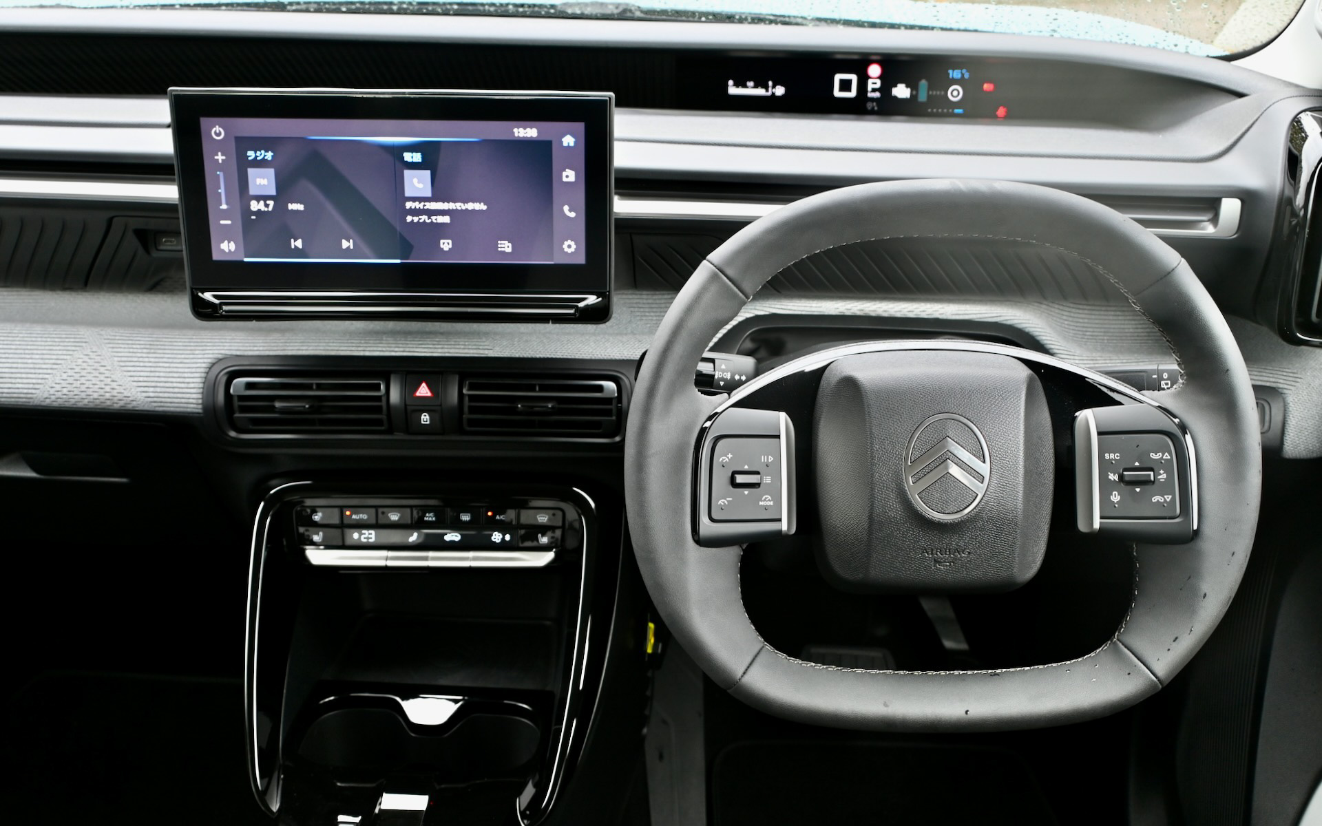 小径ステアリングの上から覗く形の細いメーターを配したC3のコックピット