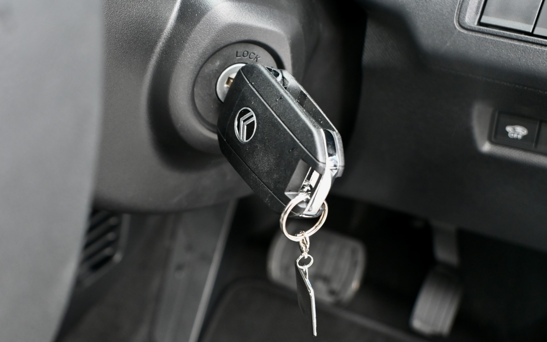 キーを差し込んでひねる、往年の始動スタイルを採用