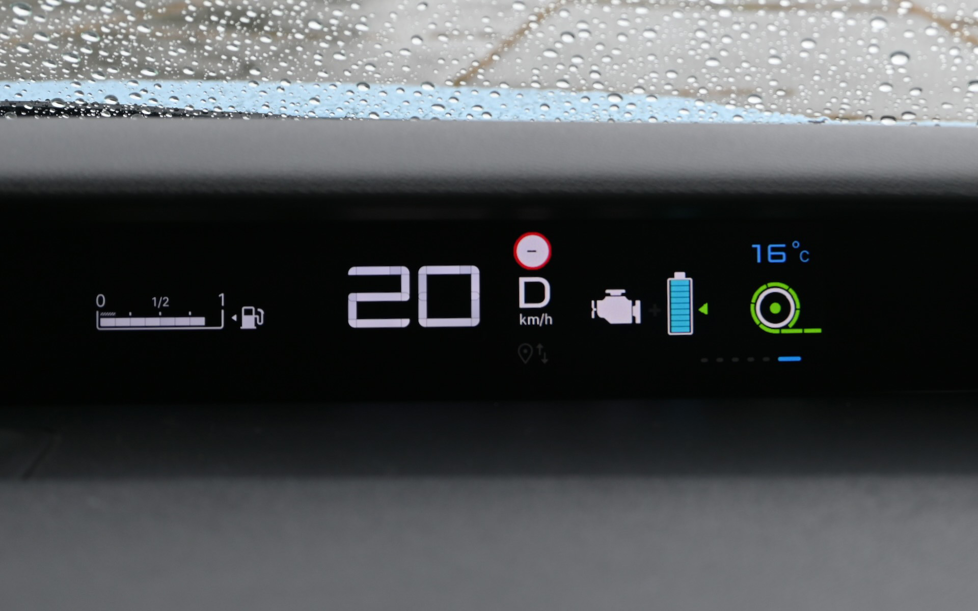 エンジンとモーターのパワー（と回生）を細かく切り替える様子がよくわかるメーター表示部