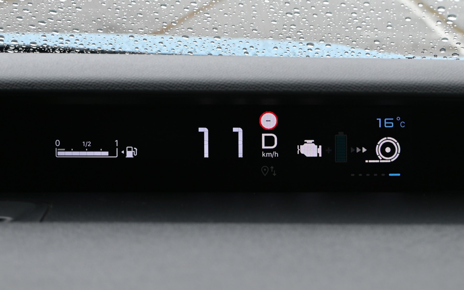 エンジンとモーターのパワー（と回生）を細かく切り替える様子がよくわかるメーター表示部