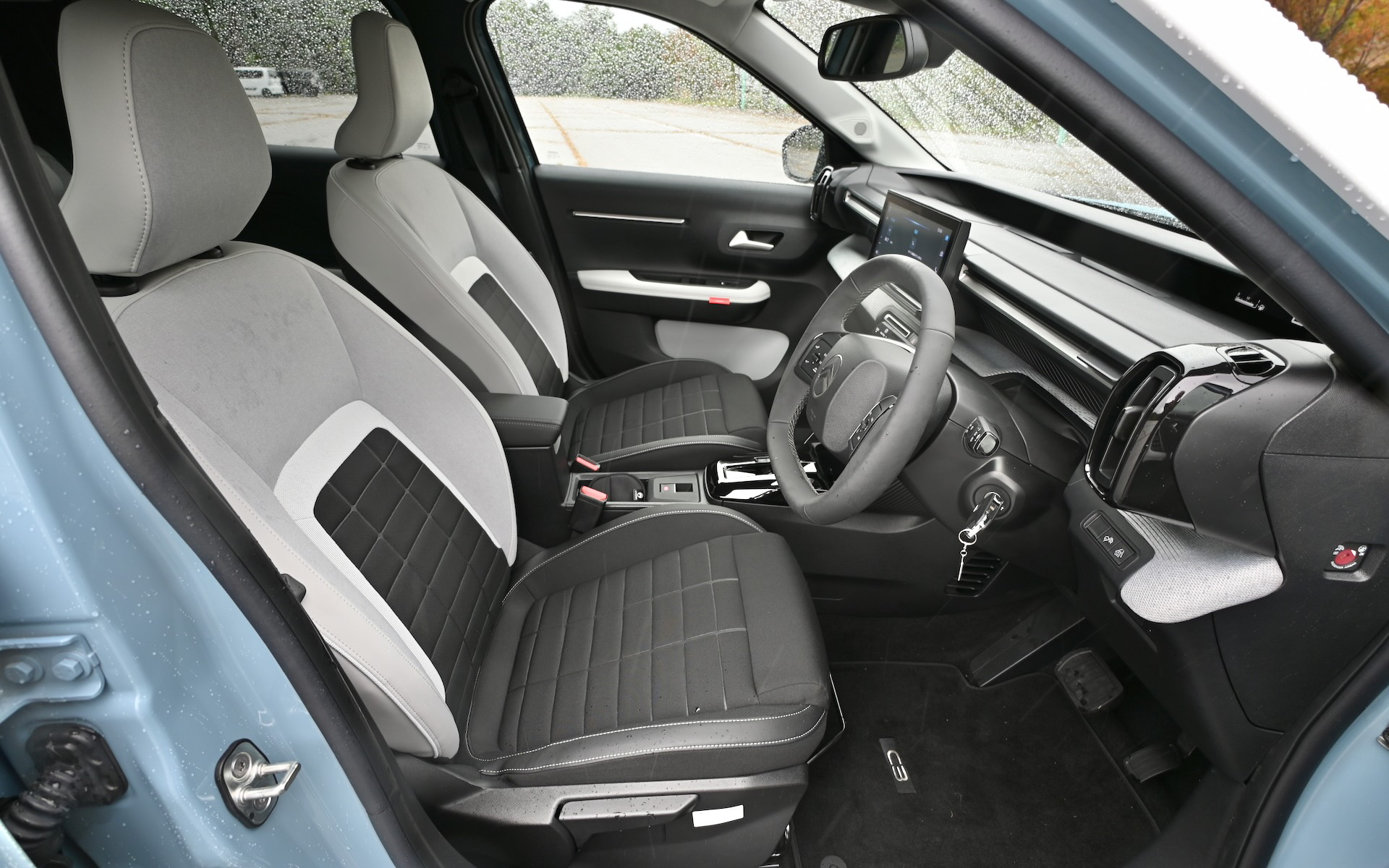 往年の座り心地を彷彿させる、アドバンストコンフォートシートを採用したインテリア