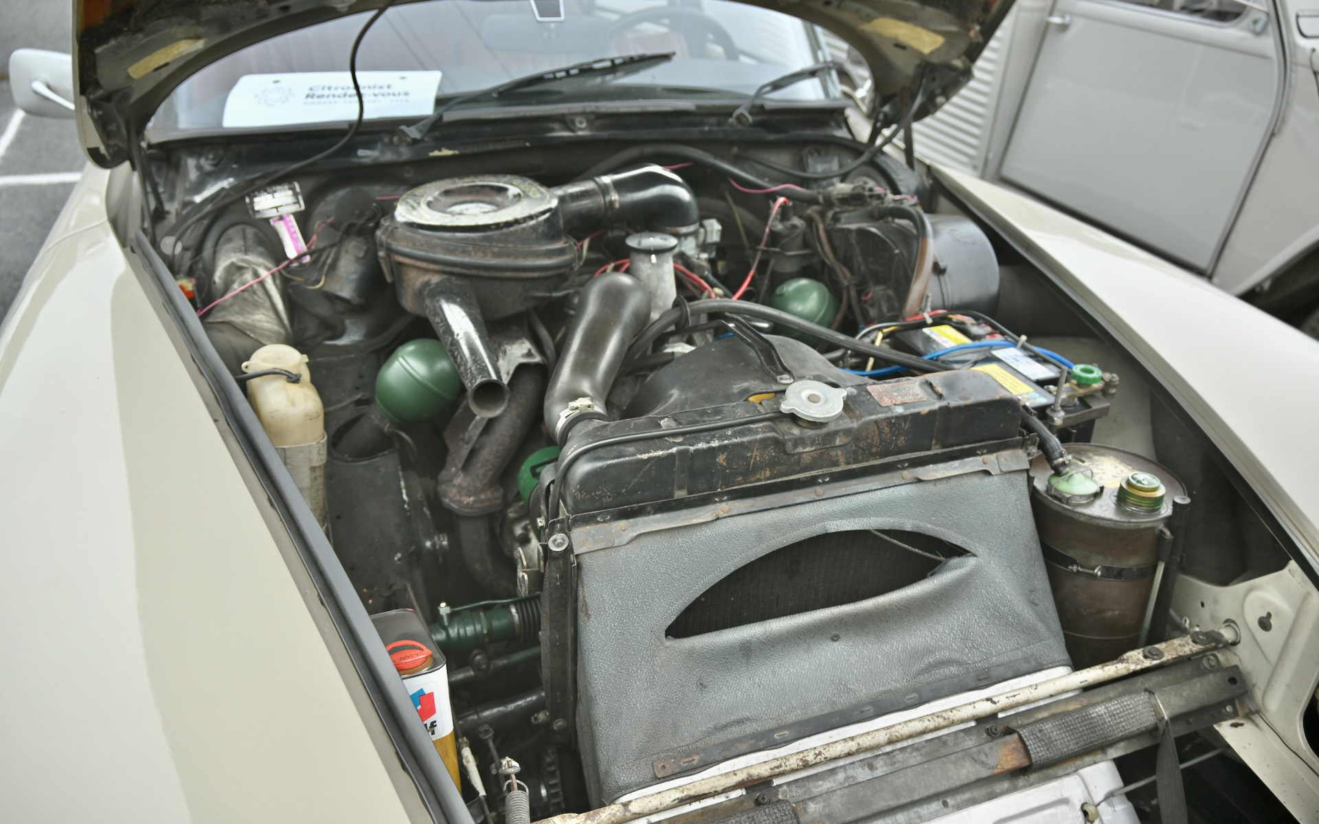 それまでの自動車という概念を覆すほどの“宇宙船”と呼ばれた前衛的なデザインを持つ大型ボディに、世界初の四輪ハイドロニューマチックシステムを搭載。エンジンルームを開けると、そのシステムを支える緑の鉄玉が見える