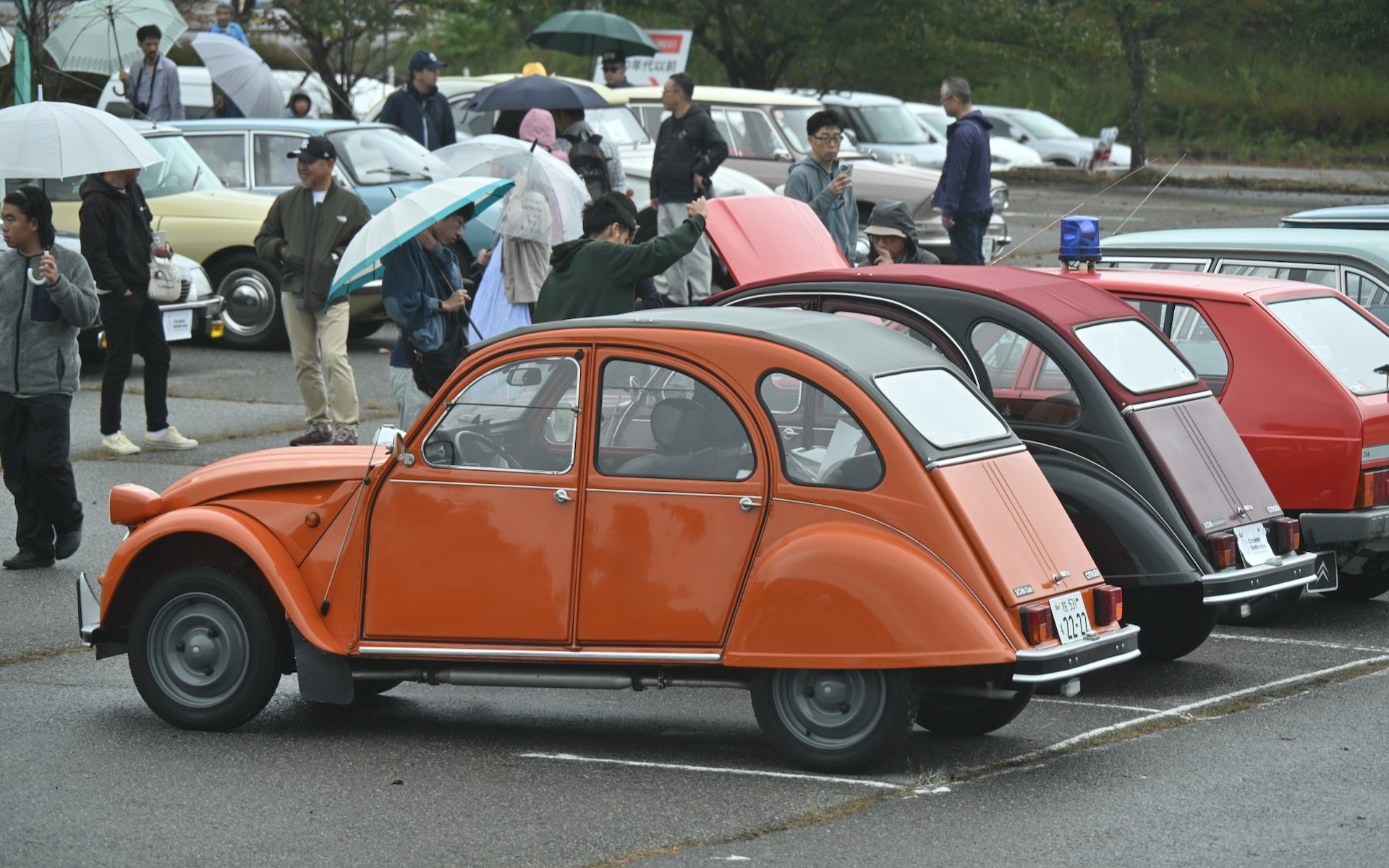 シトロエンを象徴する「2CV」が並ぶ