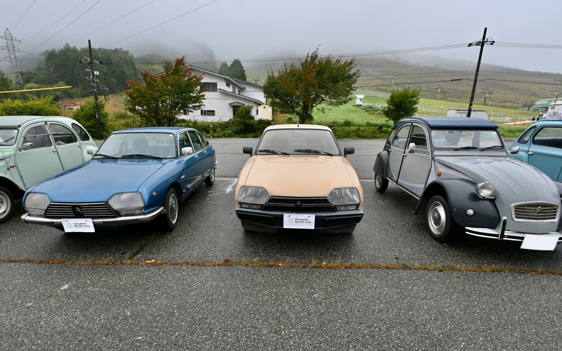 早朝から会場入りした2台の「GS」。右は「2CV」