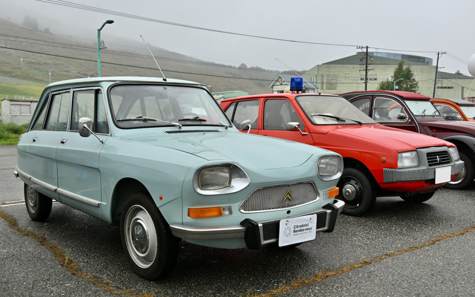 長岡から自走で参加していた、ユニークな顔つきと淡い水色のボディが特徴の1970年式「ami 8」