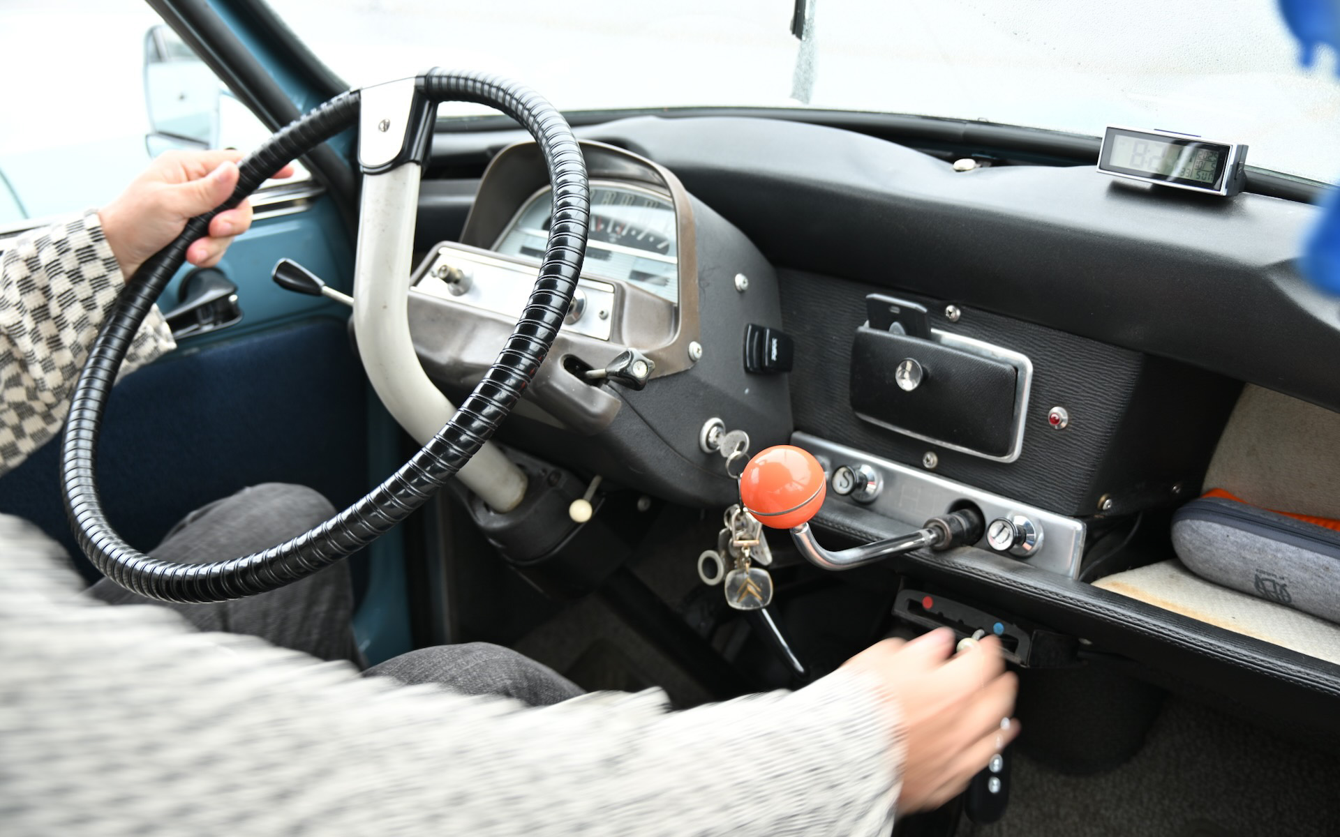 「ami 6」に乗車してシフトレバー（オレンジの玉）の操作パターンを教えてくれたのだが、相当にユニークだ