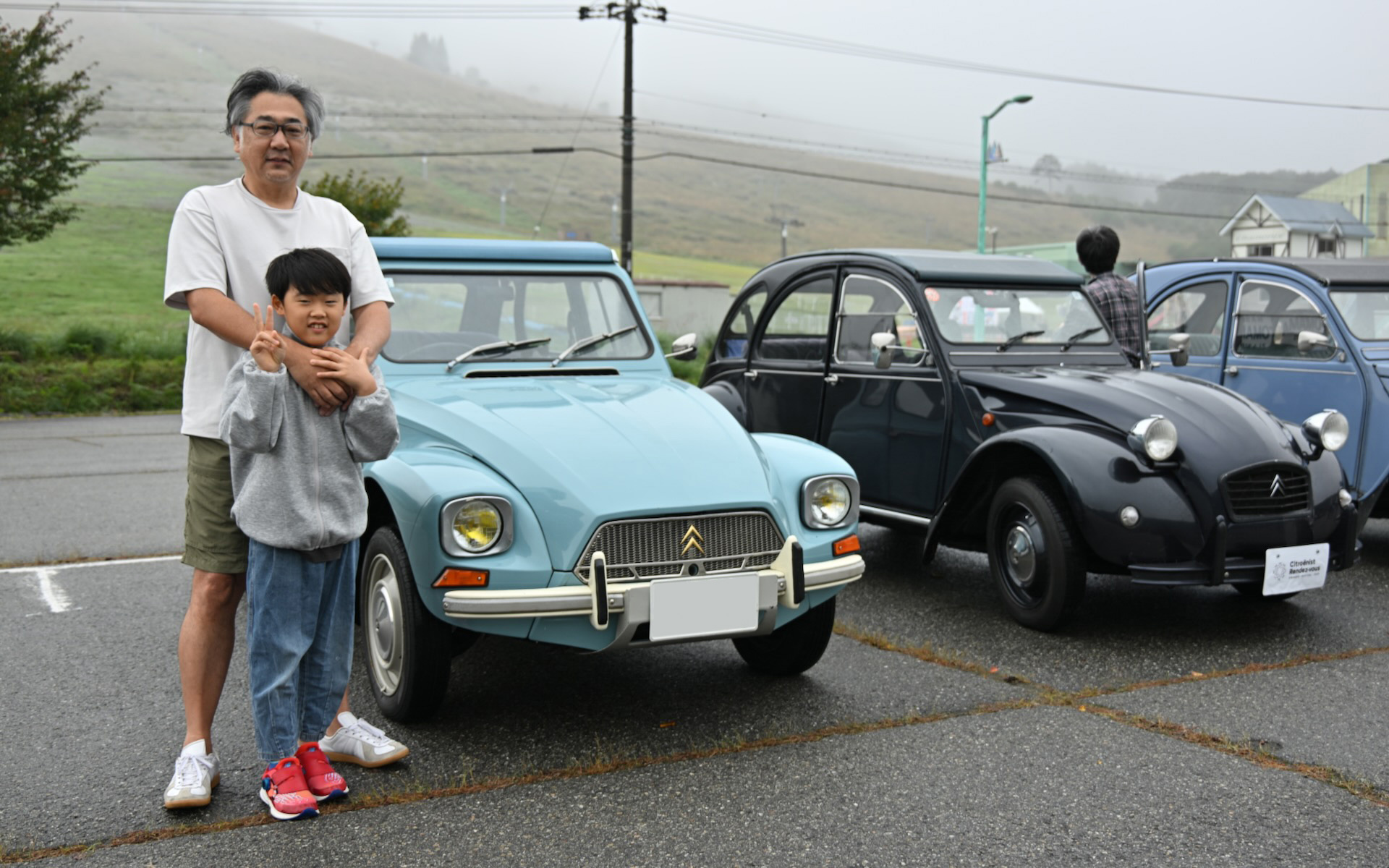 堺から参加していた1973年式の水色の「ディアーヌ」。1983年にお父さまが手に入れてからずっと現役を続けているという。譲ってもらってからは通勤など普段使いしていて、好調をキープ。クルマ大好きの長男くんも同乗してきていて、とても仲が良さそうだった