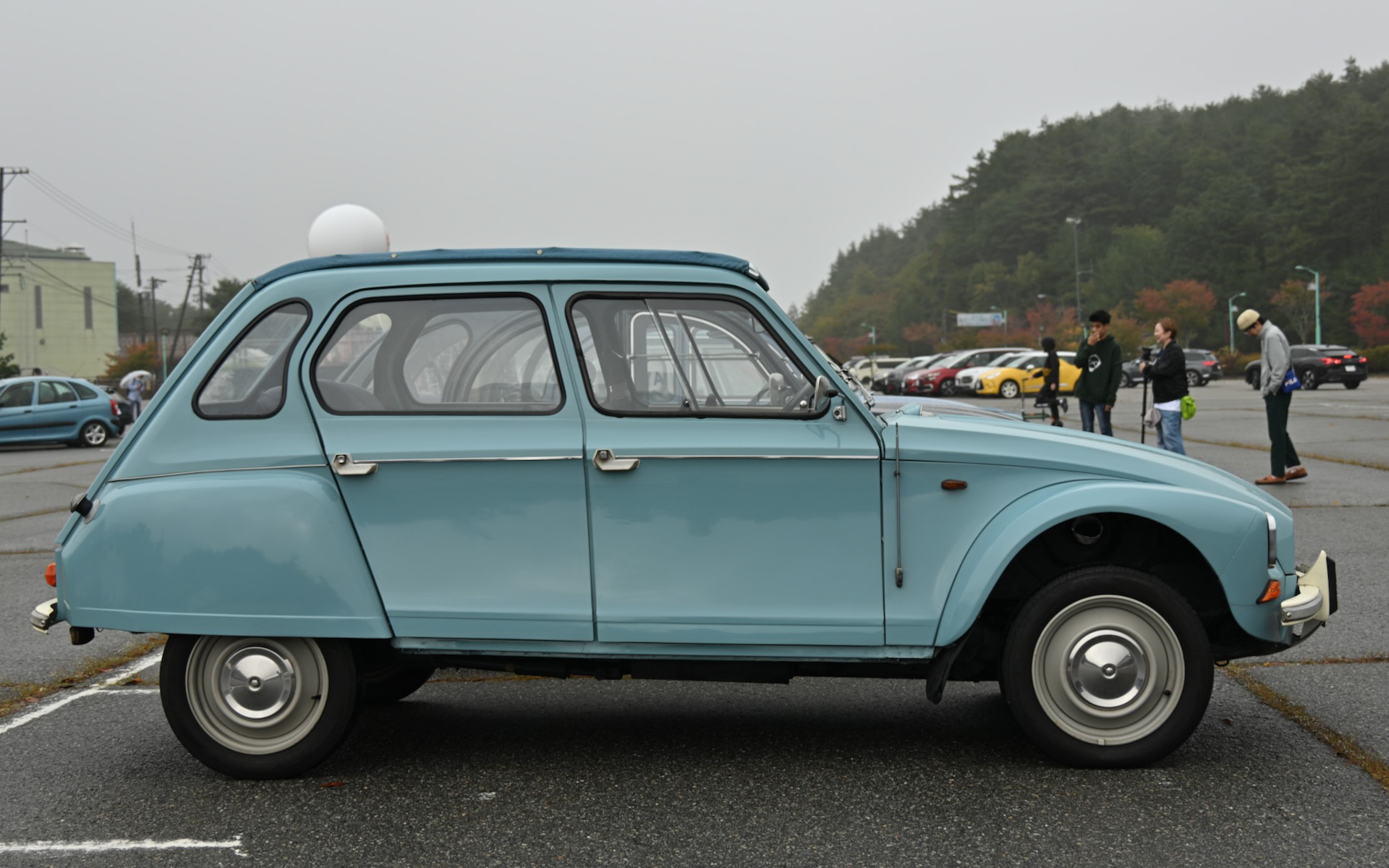 堺から参加していた1973年式の水色の「ディアーヌ」。1983年にお父さまが手に入れてからずっと現役を続けているという。譲ってもらってからは通勤など普段使いしていて、好調をキープ。クルマ大好きの長男くんも同乗してきていて、とても仲が良さそうだった