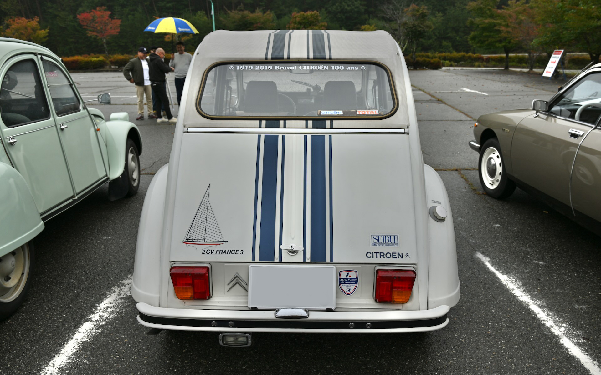 1985年に日本で登録された2CV。若い頃はGSとBXに乗っていたこともあり、生活に余裕ができた今また乗りたくなって購入したのがこの2CV。ホワイトのボディにブルーのラインが入ったスペシャルカラーのこのモデルは、当時日本に10台程度しか入ってきていない希少モデルという