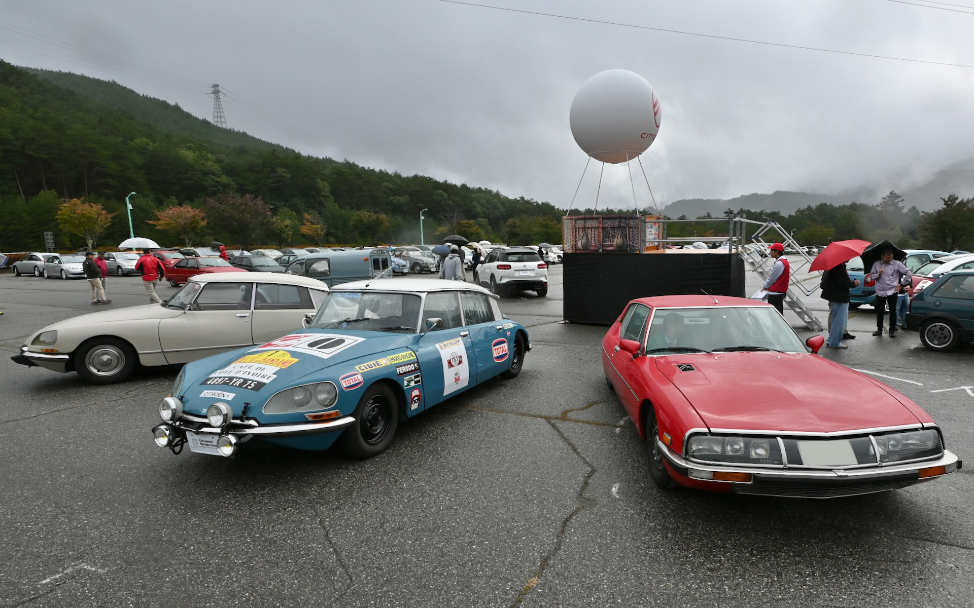 会場中央には、DSのラリー仕様車（左）や、貴重なSMが並べられた