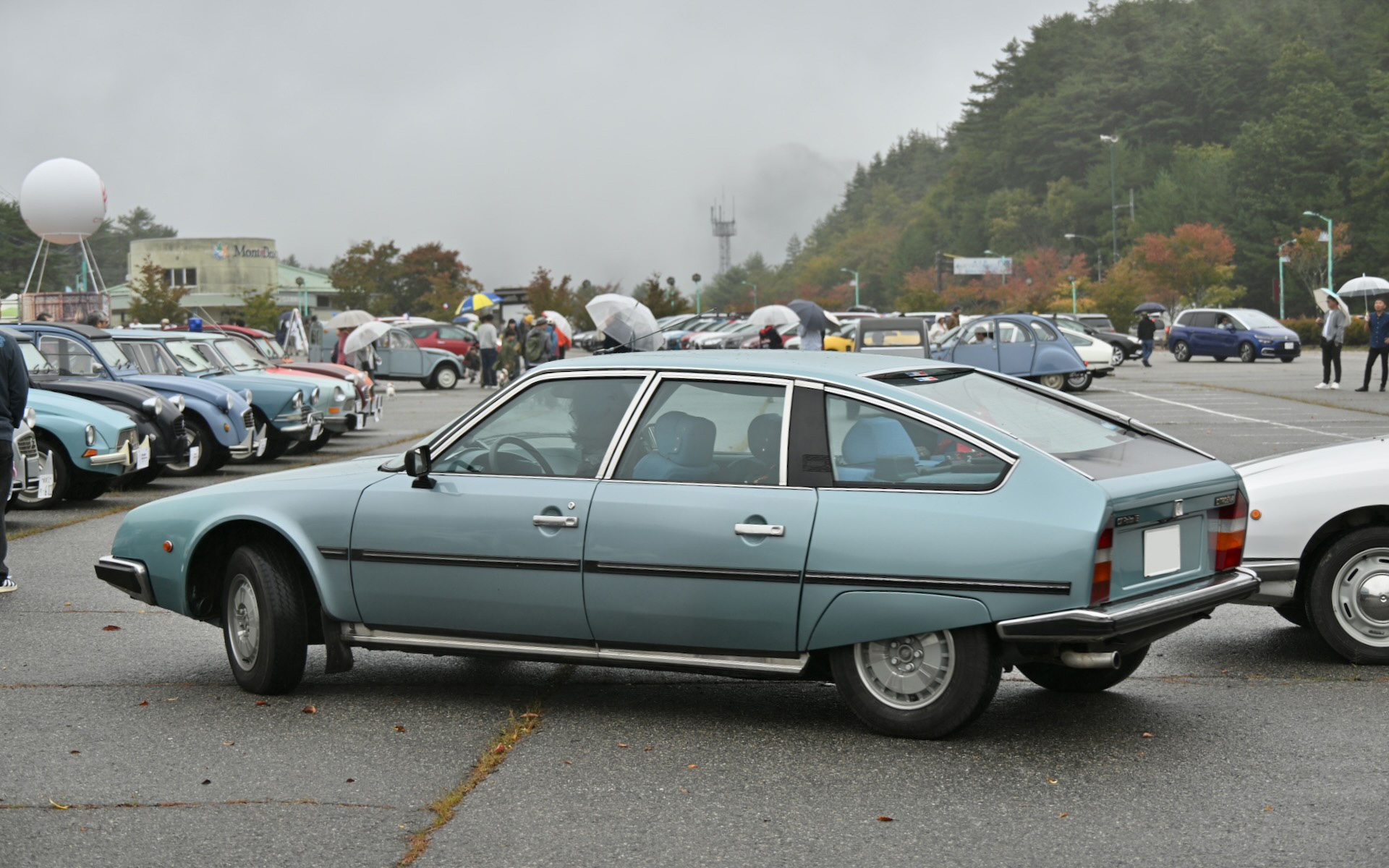 長く低いボディを持つCXが駐車中