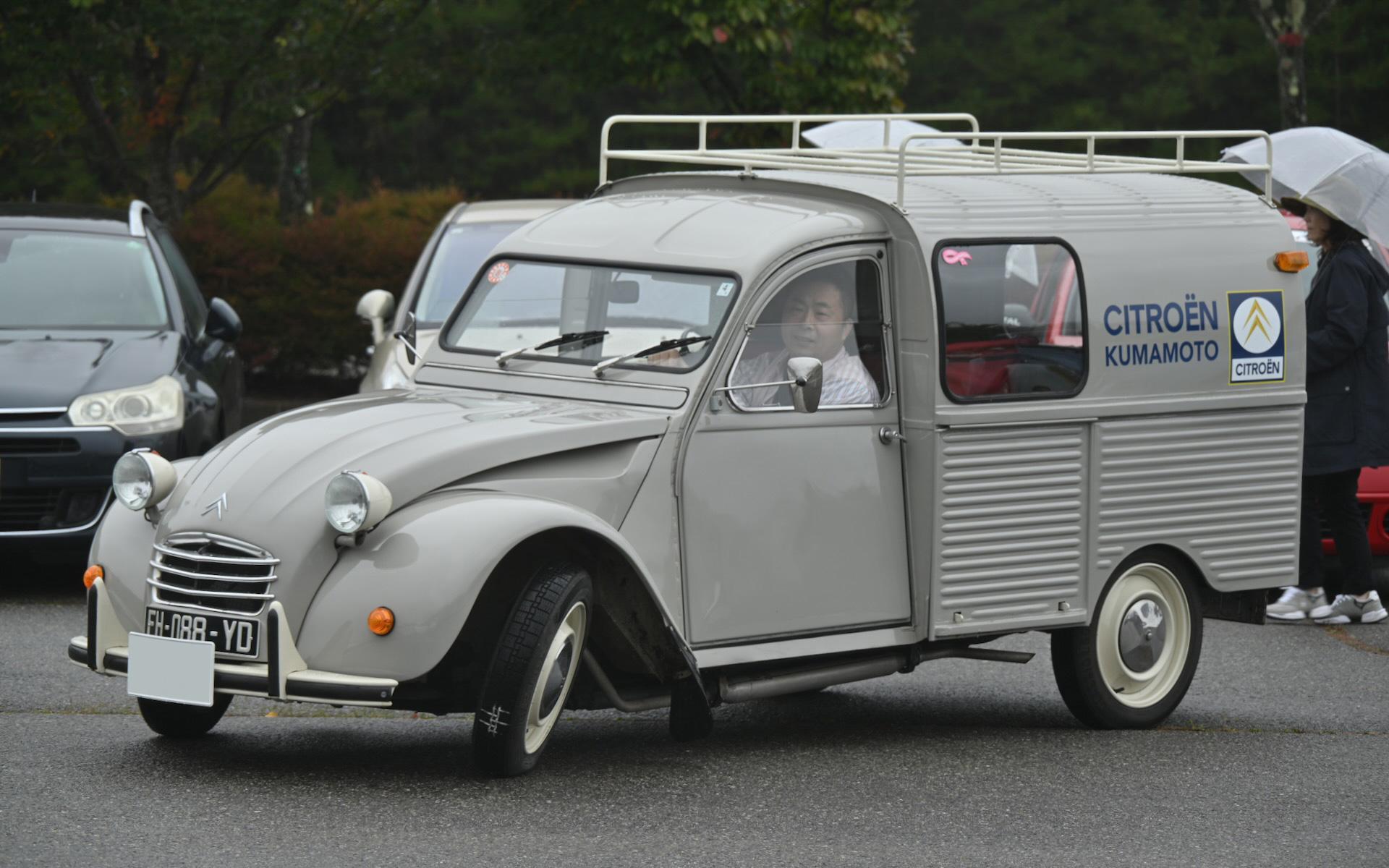 熊本から参加した2CVフルゴネット。前輪タイヤの切角に注目