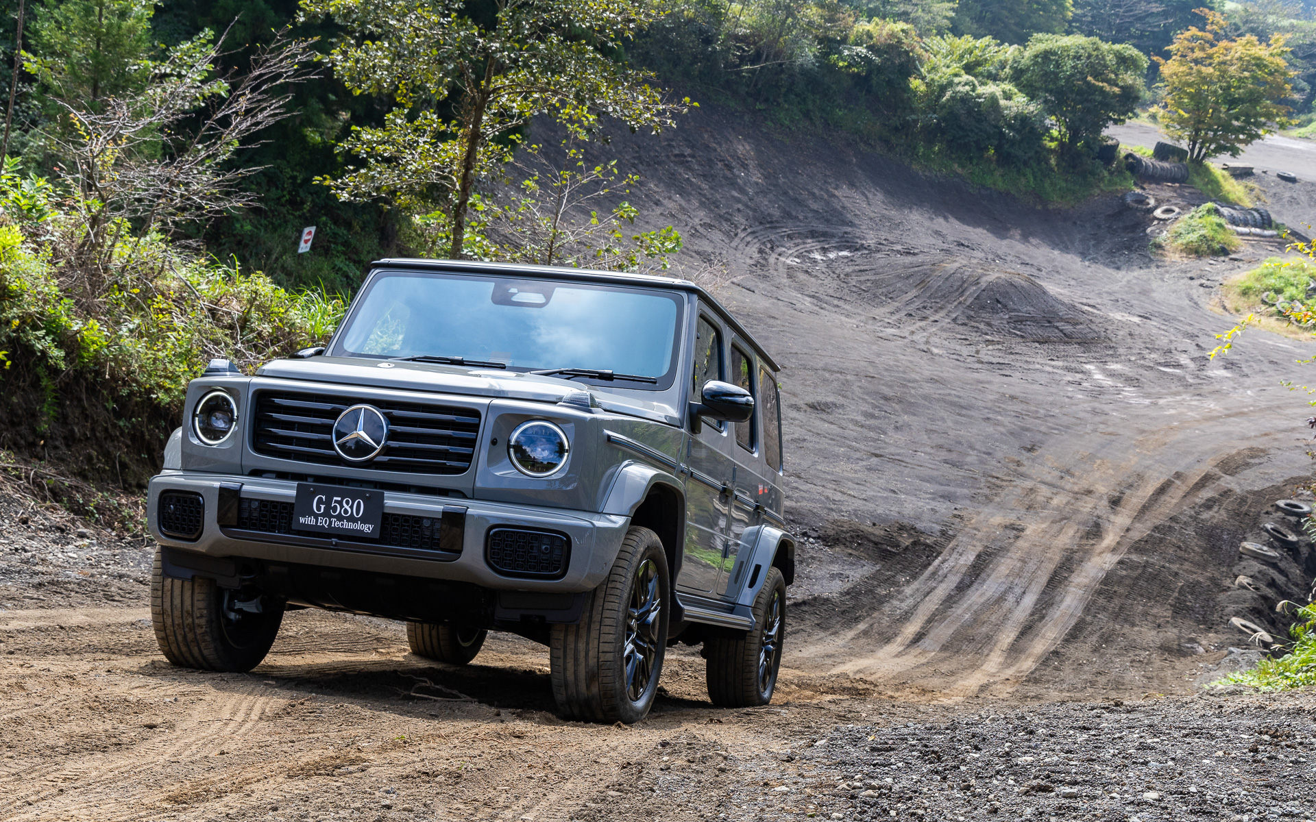 メルセデス・ベンツ初の「4輪独立式モーター」によって卓越した悪路走破性を確保