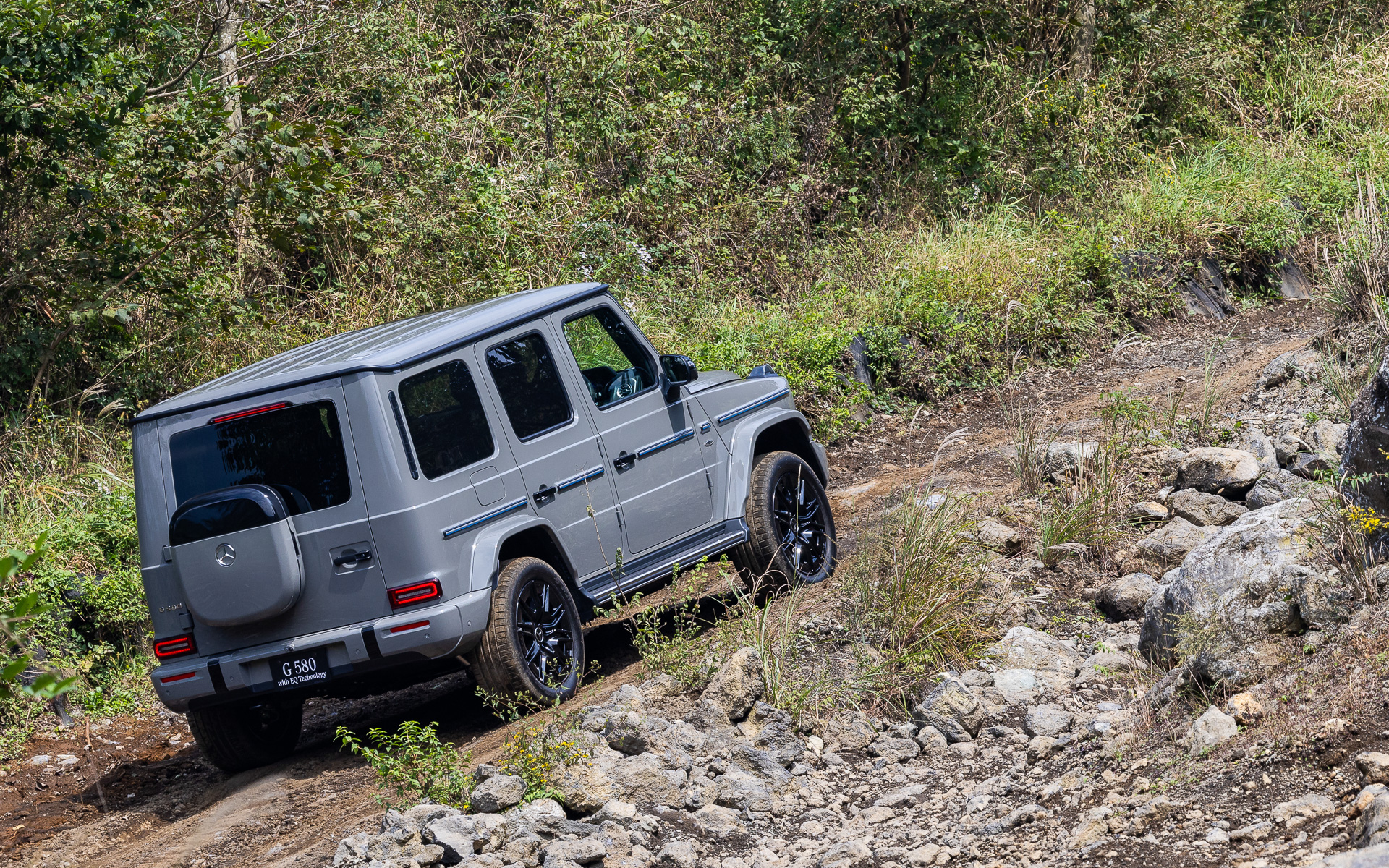 フロア下に駆動用バッテリを搭載する低重心パッケージはオフロード走行でも安定感を発揮。最大渡河水深は850mmとなる