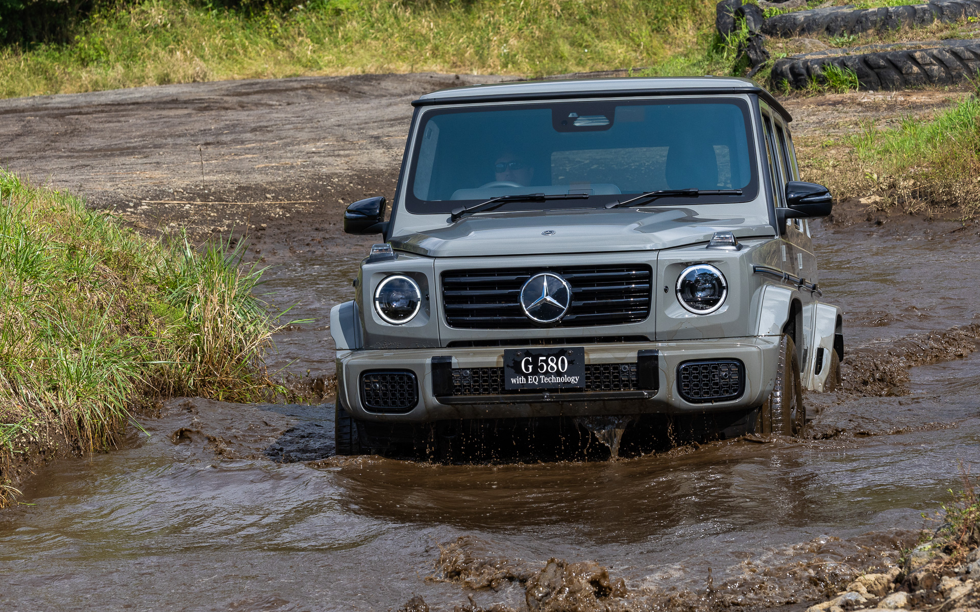 フロア下に駆動用バッテリを搭載する低重心パッケージはオフロード走行でも安定感を発揮。最大渡河水深は850mmとなる