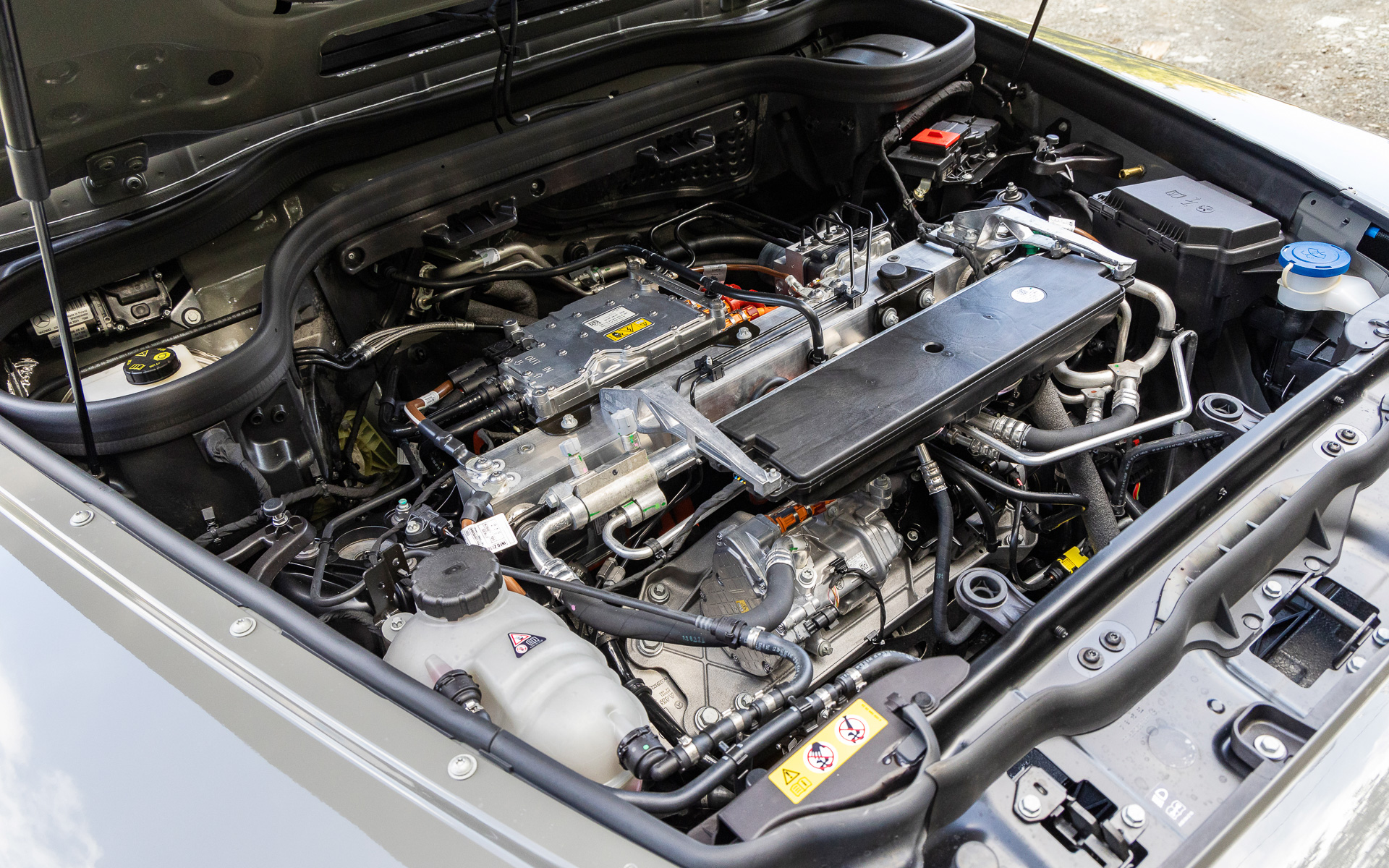 電動パワートレーンのeATSを車両の前後に備え、4つのモーターで個別にタイヤを駆動させる