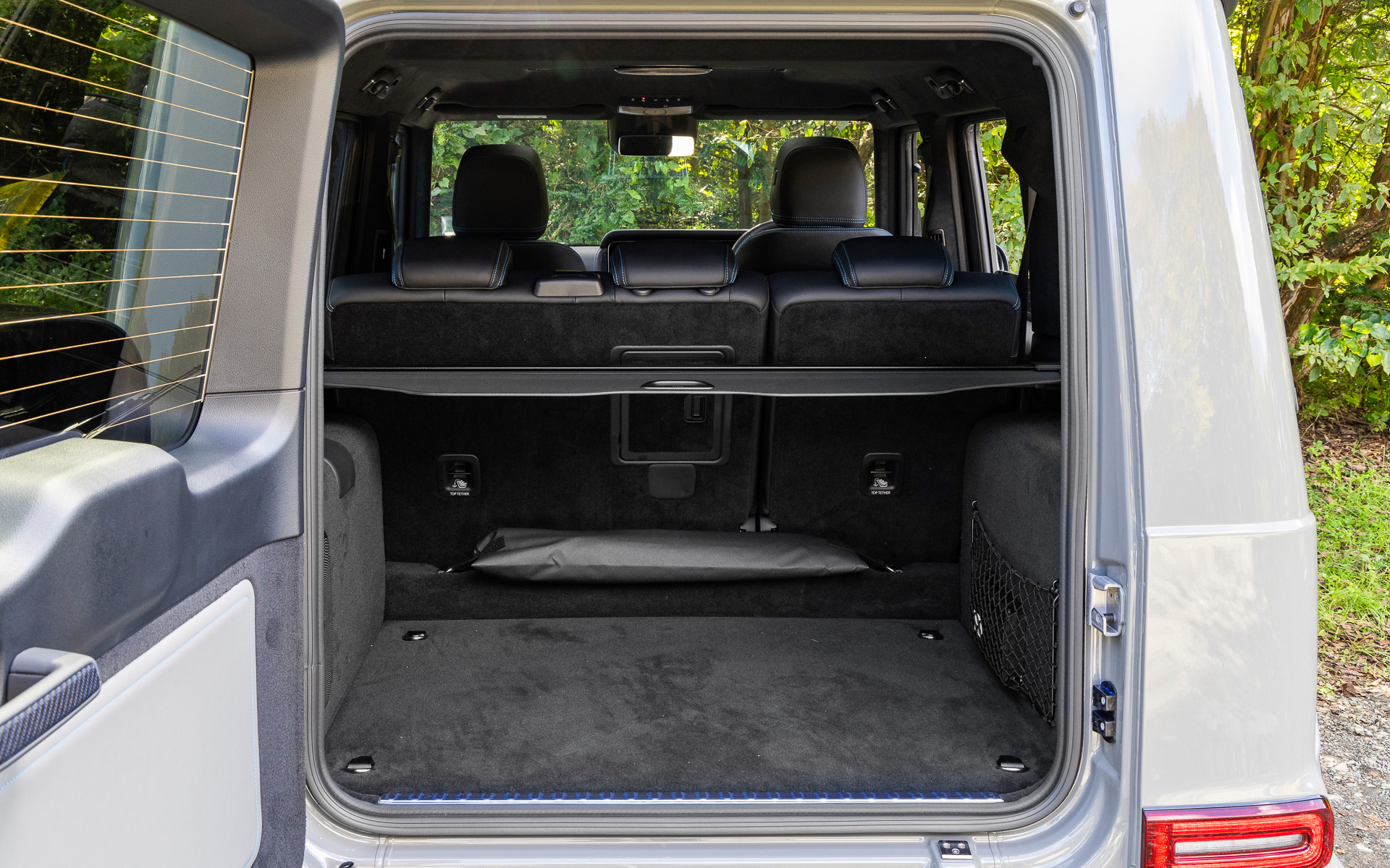 ラゲッジスペース容量（VDA方式）は555Lからリアシートの格納で最大1990Lまで拡大できる