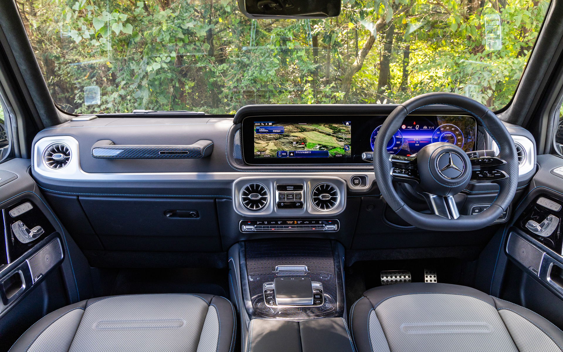 丸型エアアウトレットや助手席側のグリップハンドルといったGクラス伝統のデザインアイコンを踏襲