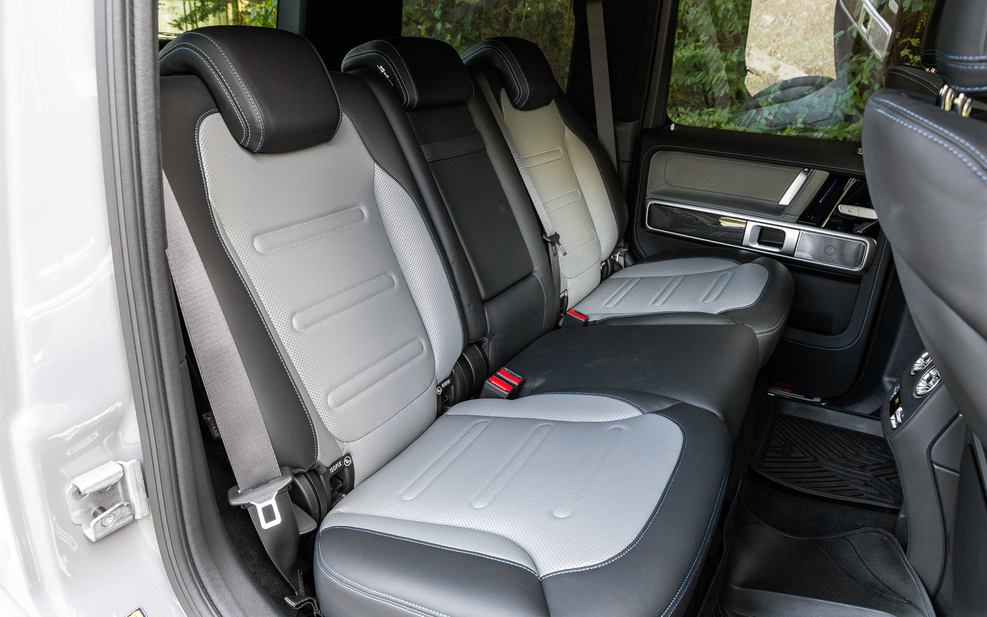 シート表皮にブルーステッチが施されたナッパレザーを使用。シートベンチレーターやリラクゼーション機能などの装備で快適性を高める