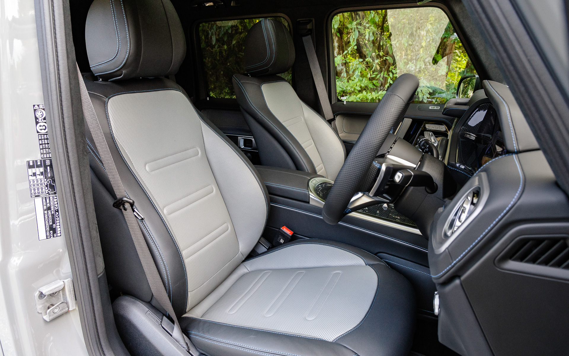 シート表皮にブルーステッチが施されたナッパレザーを使用。シートベンチレーターやリラクゼーション機能などの装備で快適性を高める