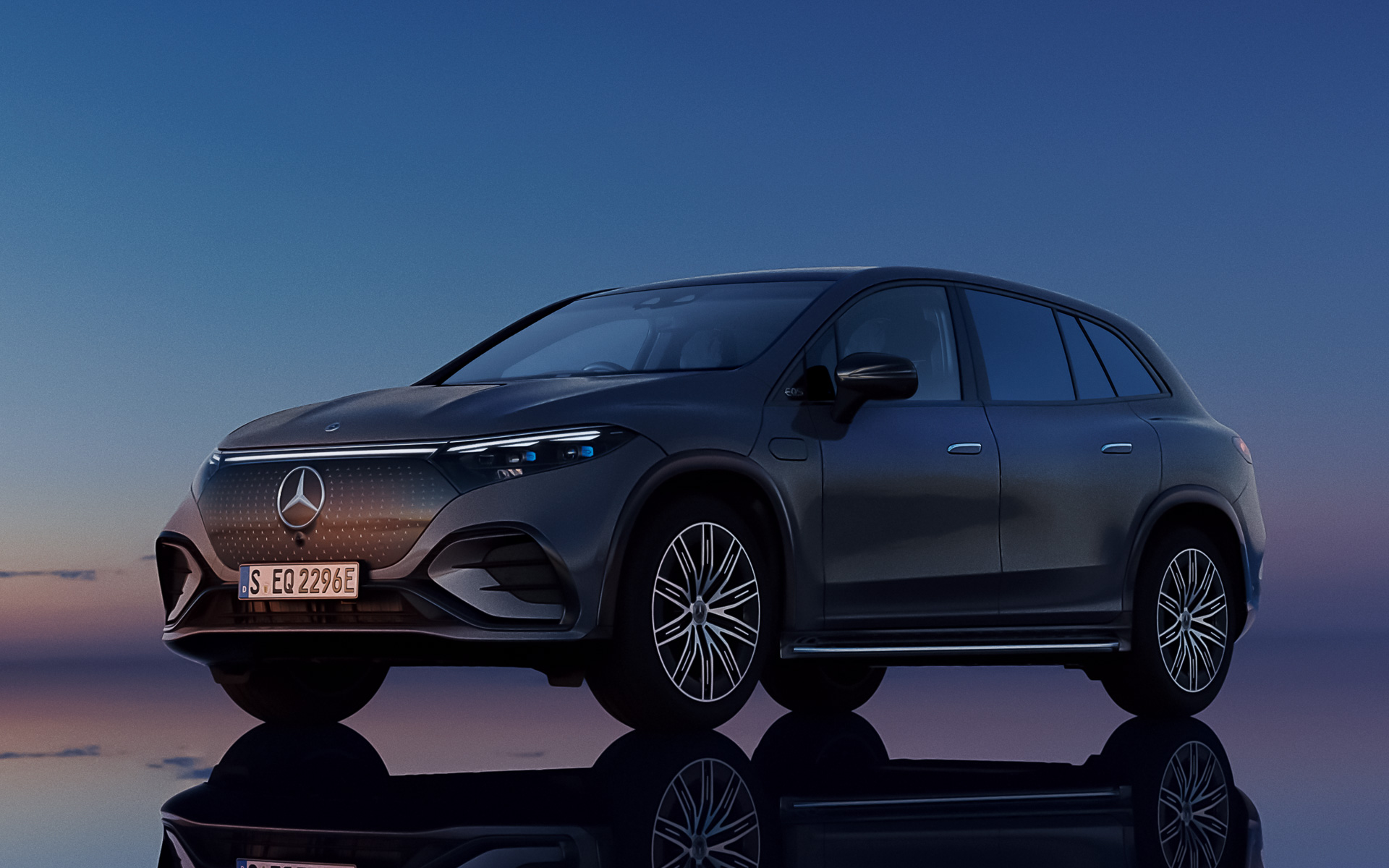 「EQS 450 4MATIC SUV」のボディサイズは5130×2035×1725mm（全長×全幅×全高）、ホイールベースは3210mm。「EQS 580 4MATIC SUV Sports」は全長が5135mmとなる