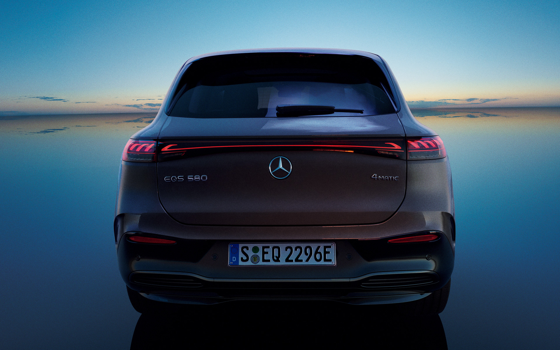 「EQS 450 4MATIC SUV」のボディサイズは5130×2035×1725mm（全長×全幅×全高）、ホイールベースは3210mm。「EQS 580 4MATIC SUV Sports」は全長が5135mmとなる