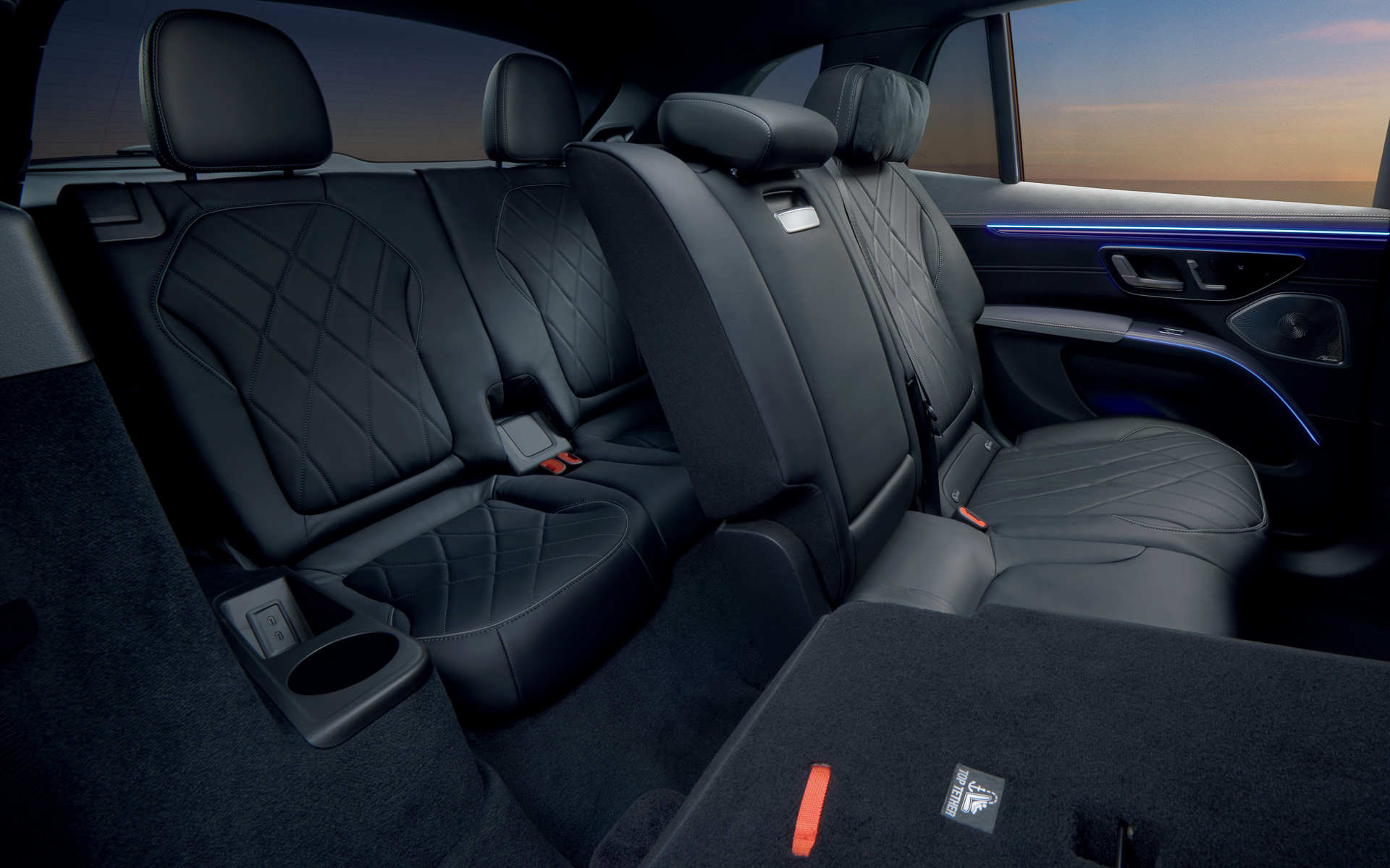 3列目シートでもシートヒーターやドリンクホルダーなどを備える